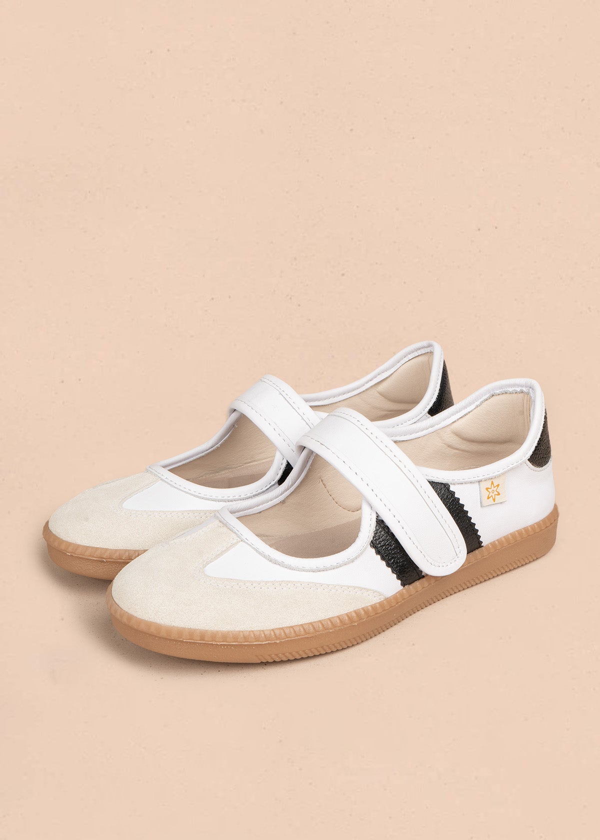 Zapatos cerrados en cuero color blanco con paneles metalizados 106699