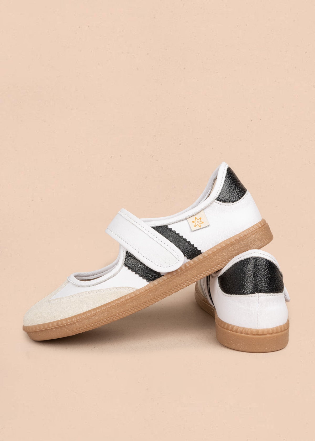 Zapatos cerrados en cuero color blanco con paneles metalizados 106699