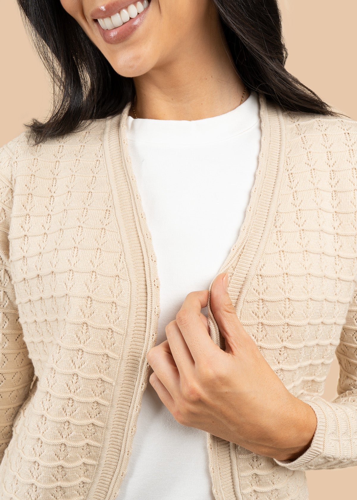 Saco color beige tejido abierto con patrón espiga 106754