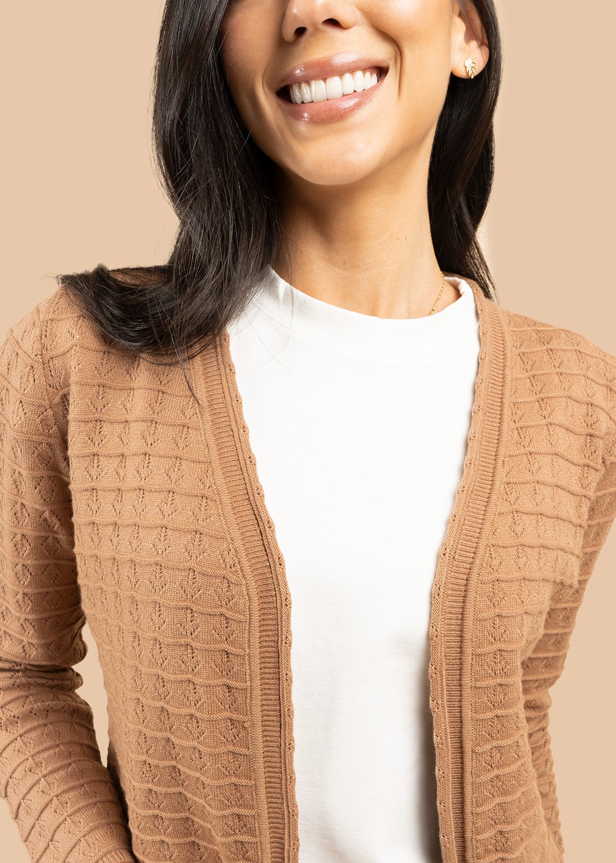 Saco color camel tejido abierto con patrón espiga 106754