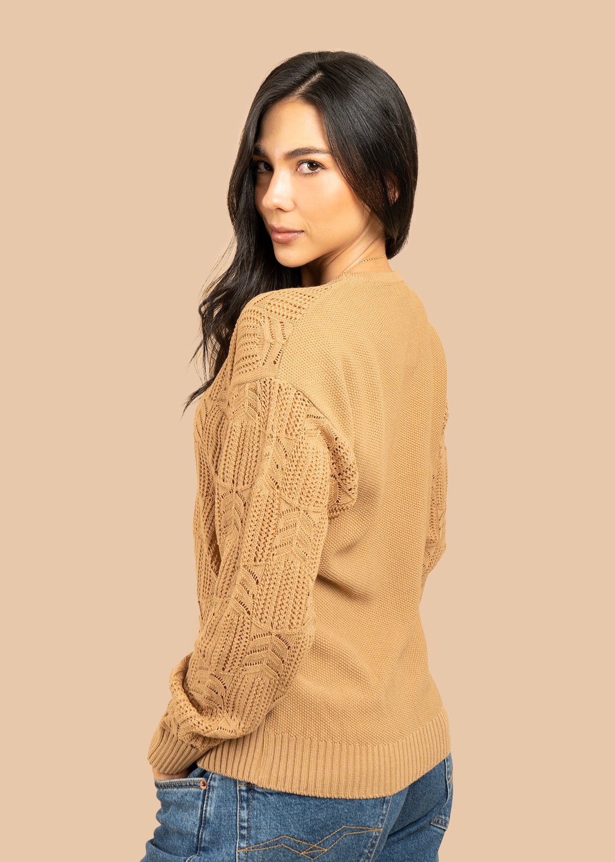 Buzo color camel tejido calado hojas 106756