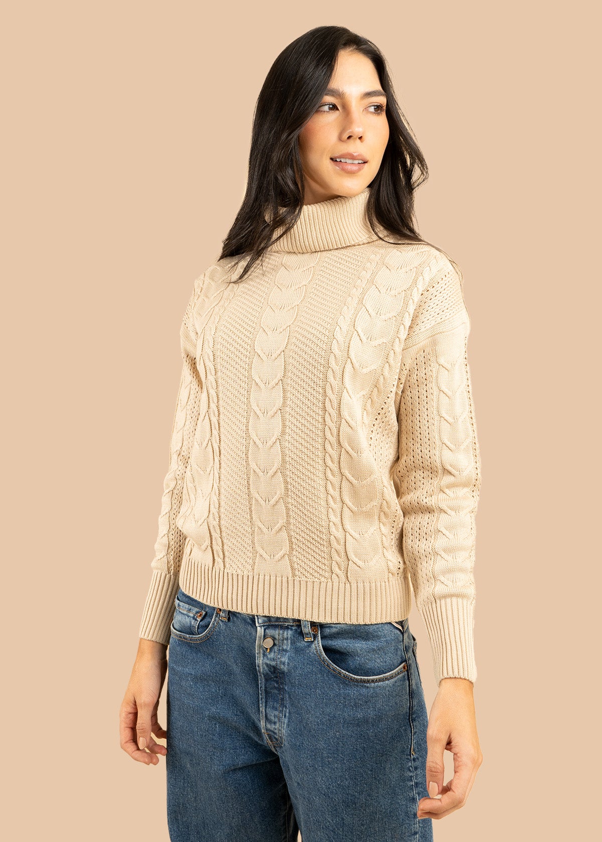 Buzo color beige con cuello tortuga y trenzado 106757
