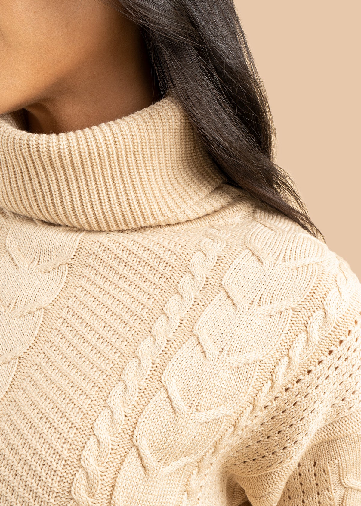 Buzo color beige con cuello tortuga y trenzado 106757
