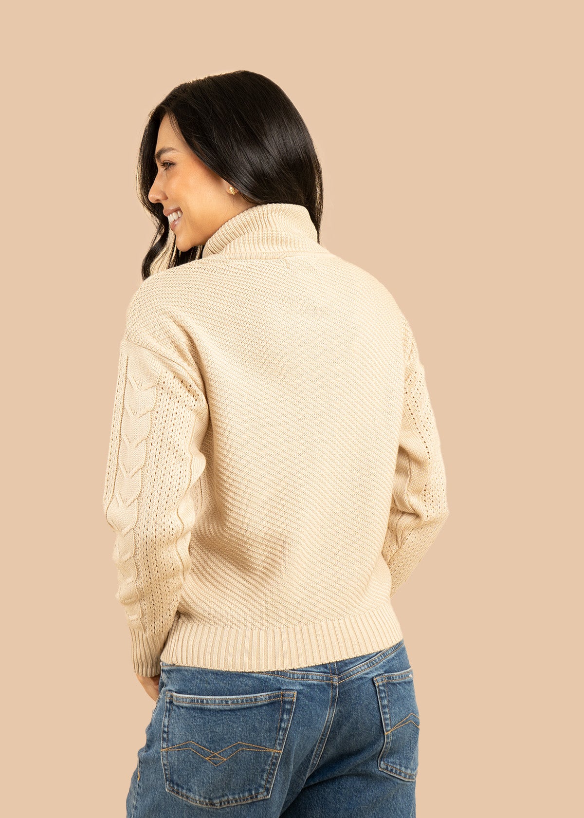 Buzo color beige con cuello tortuga y trenzado 106757
