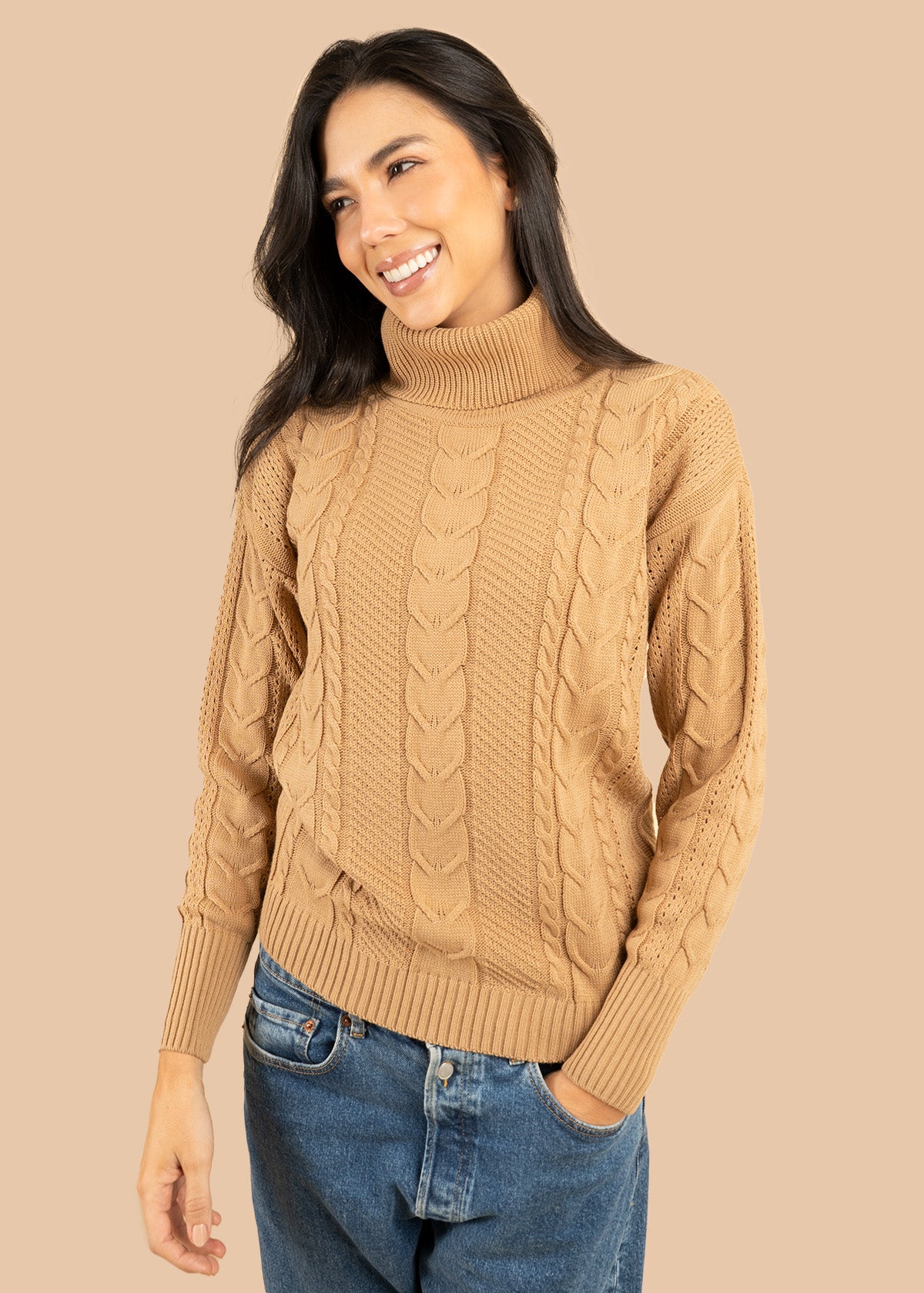 Buzo color camel con cuello tortuga y trenzado 106757