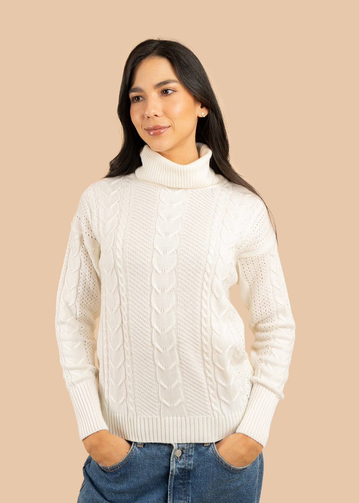 Buzo color marfil con cuello tortuga y trenzado 106757