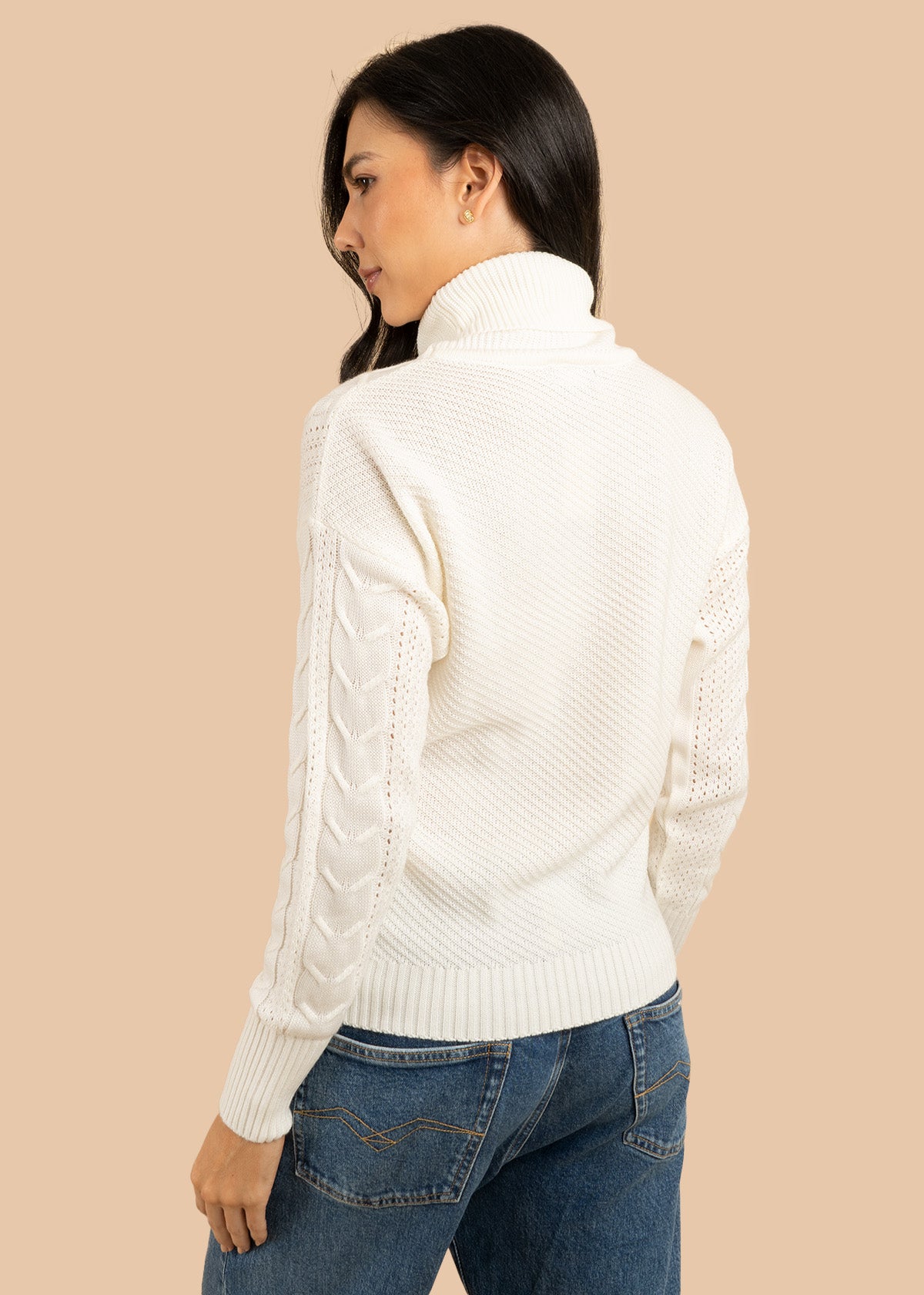 Buzo color marfil con cuello tortuga y trenzado 106757