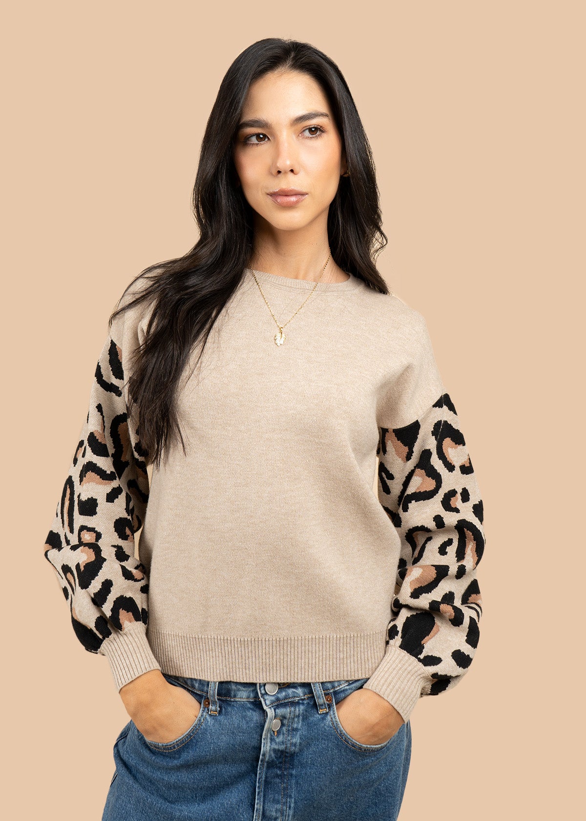 Buzo color beige con mangas animal print  106758