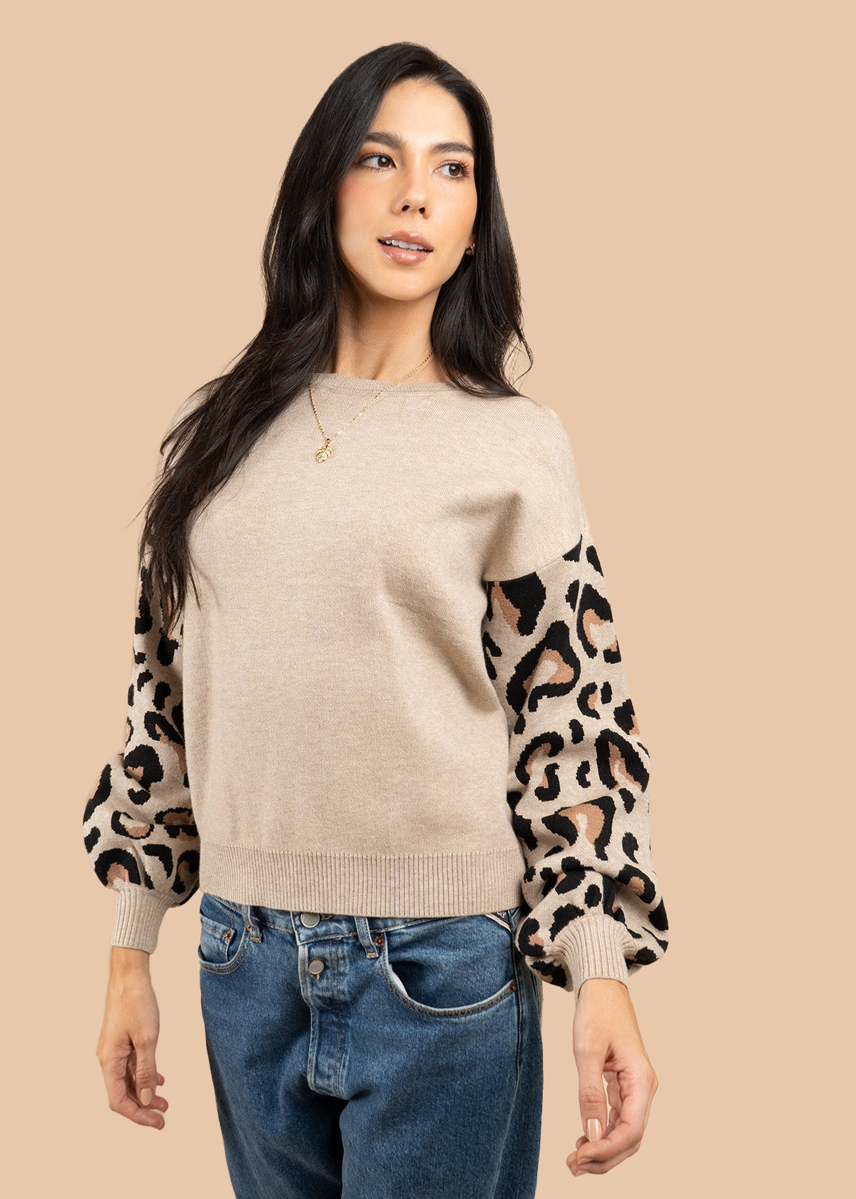 Buzo color beige con mangas animal print  106758