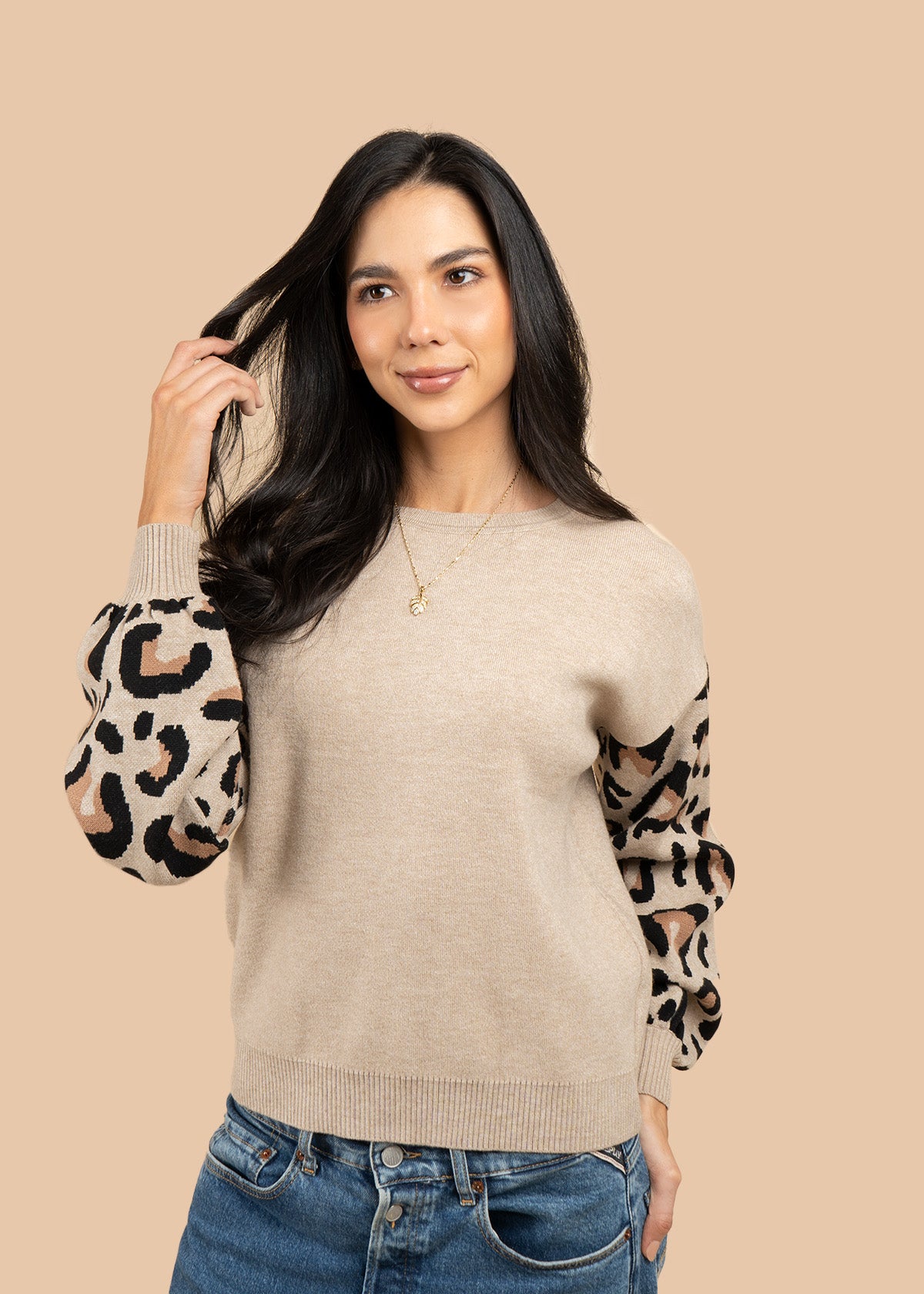 Buzo color beige con mangas animal print  106758