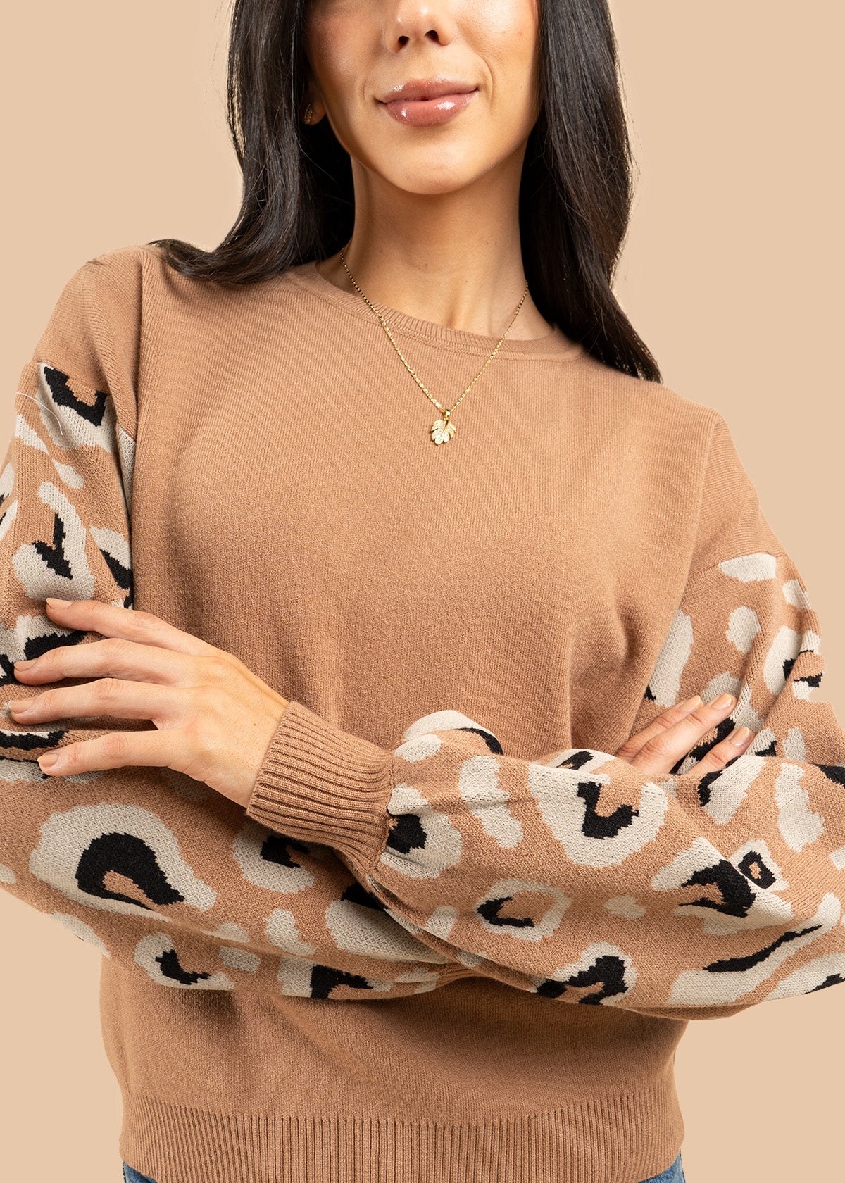 Buzo color camel con mangas animal print 106758
