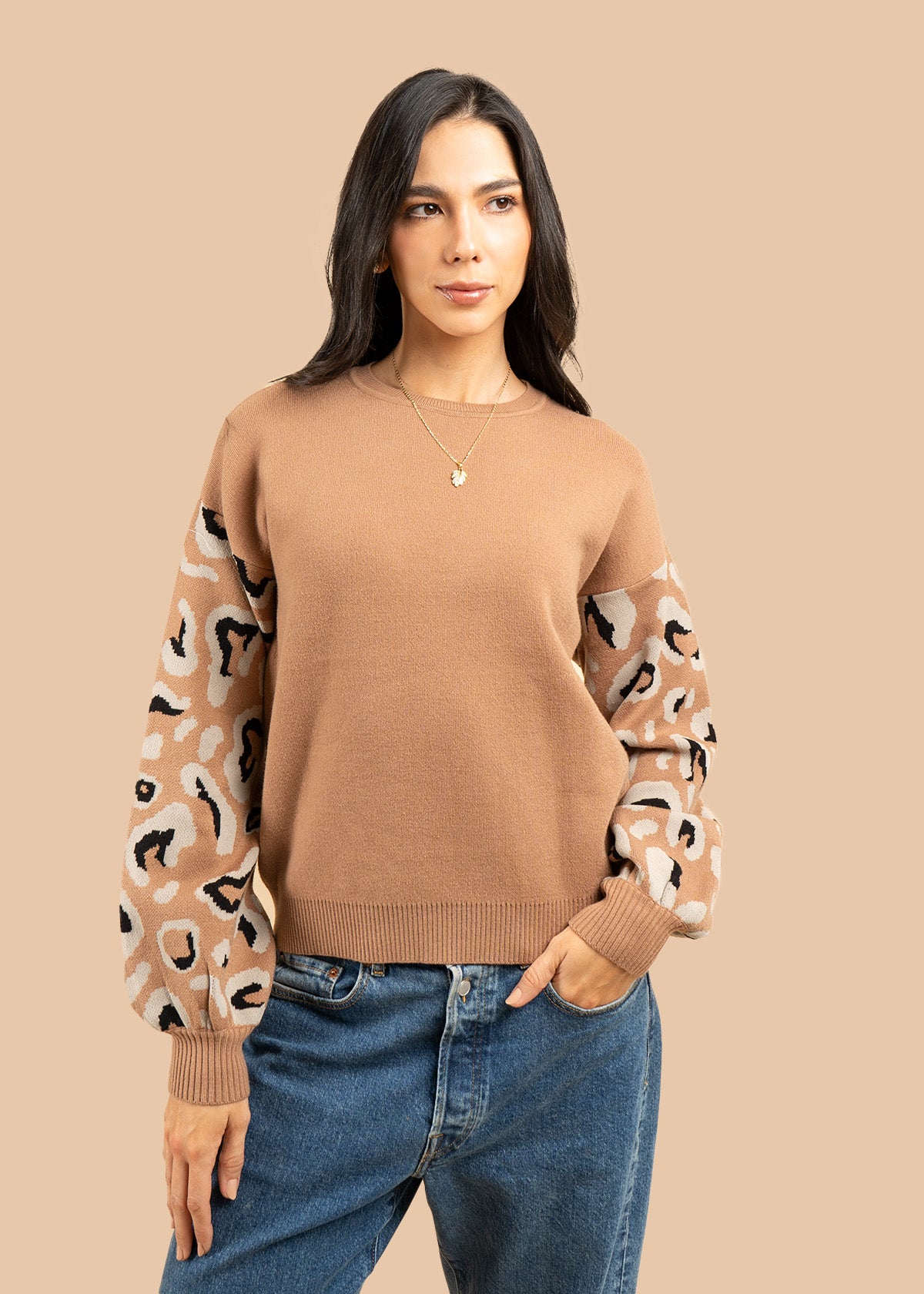Buzo color camel con mangas animal print 106758