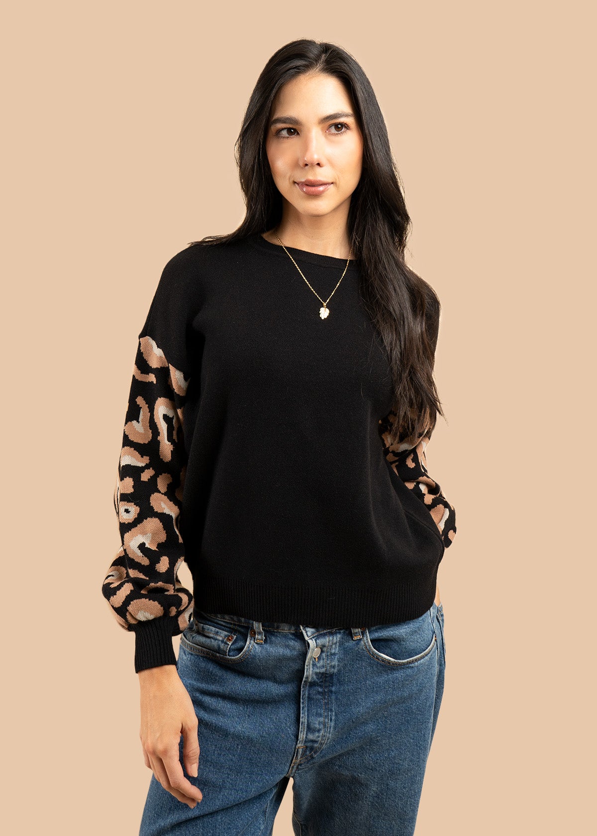 Buzo color negro con mangas animal print 106758