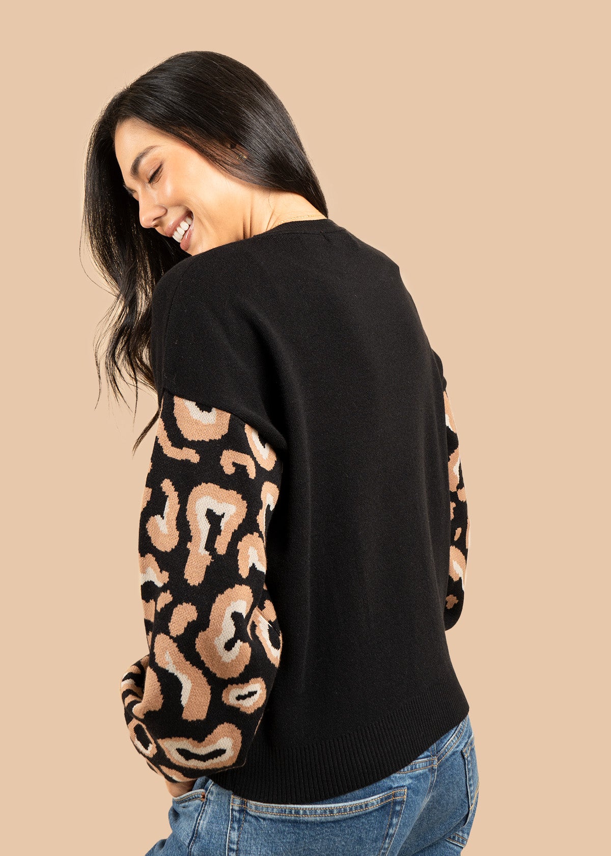 Buzo color negro con mangas animal print 106758