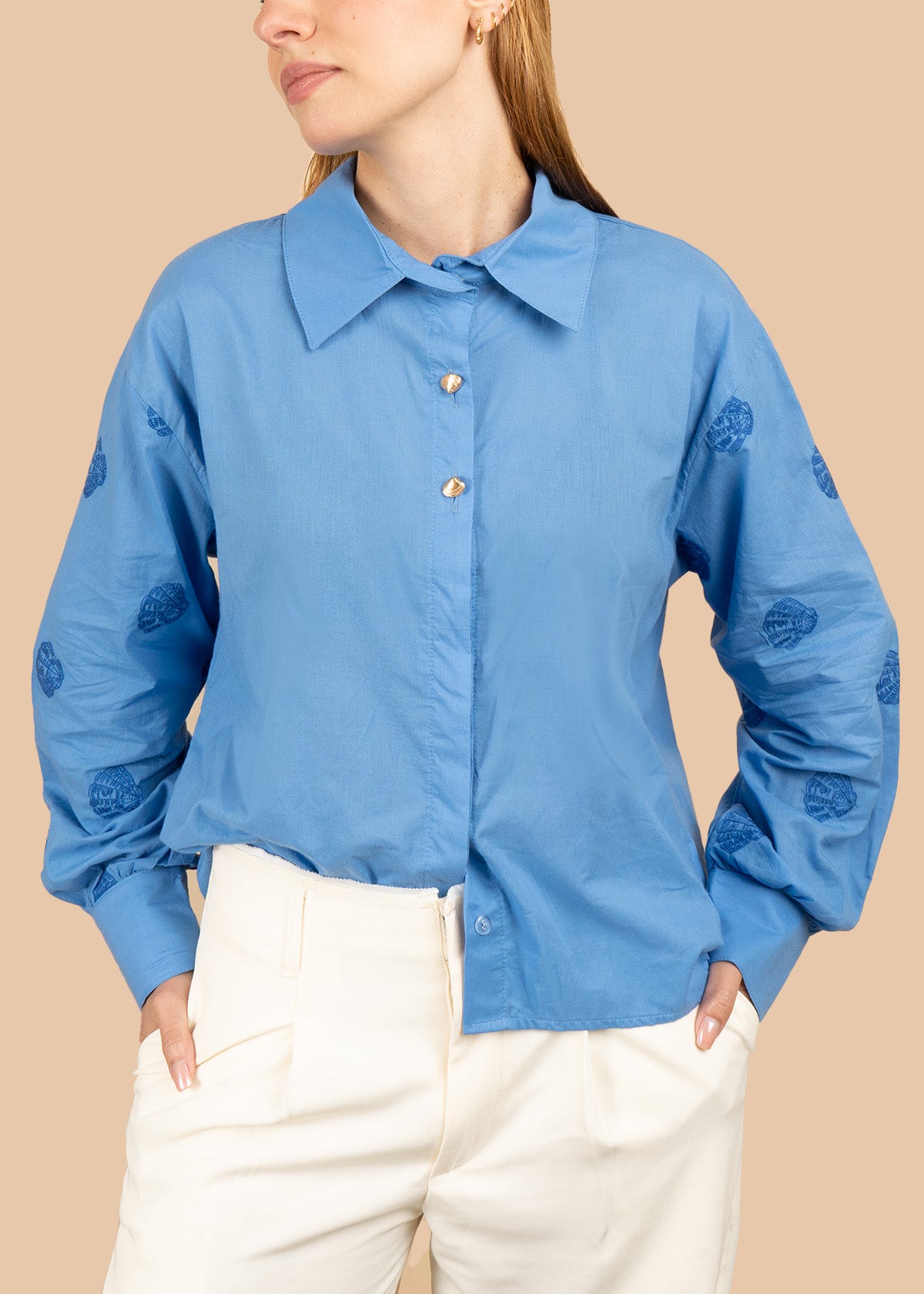 Camisa color azul con bordados en mangas 106760