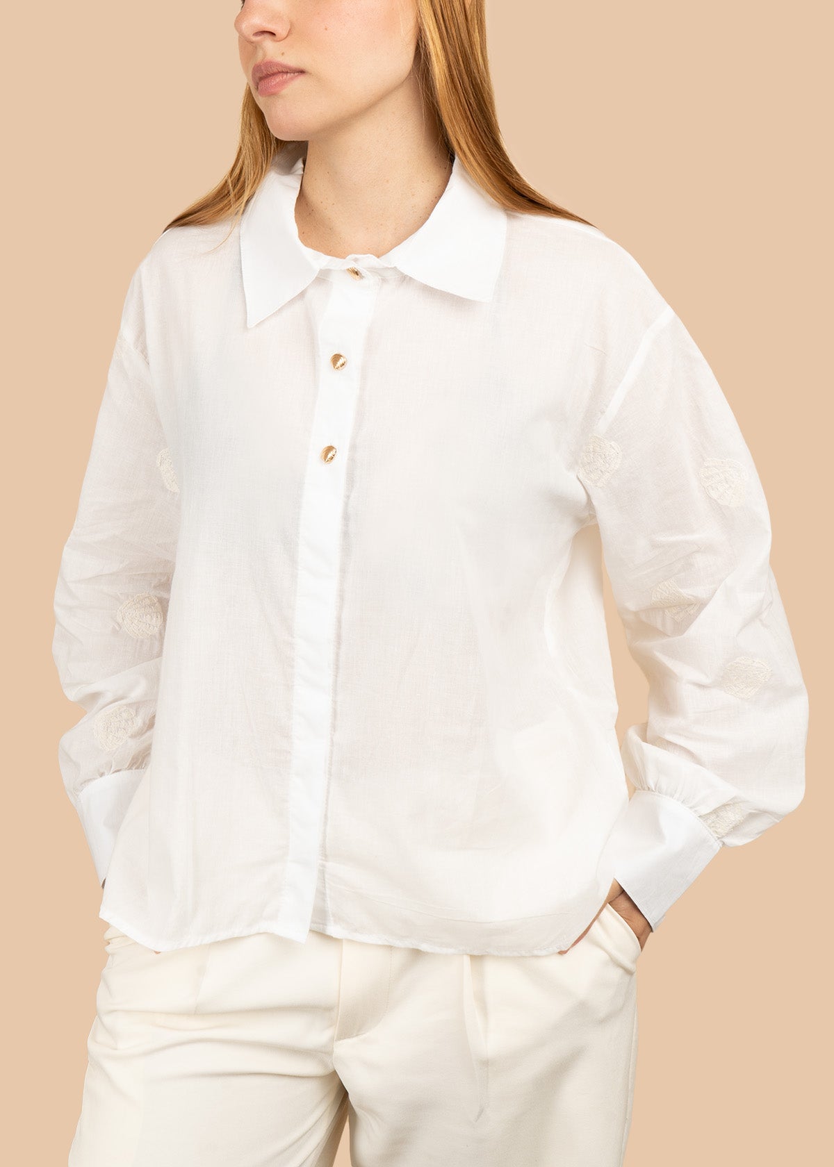 Camisa color beige con bordados en mangas 106760