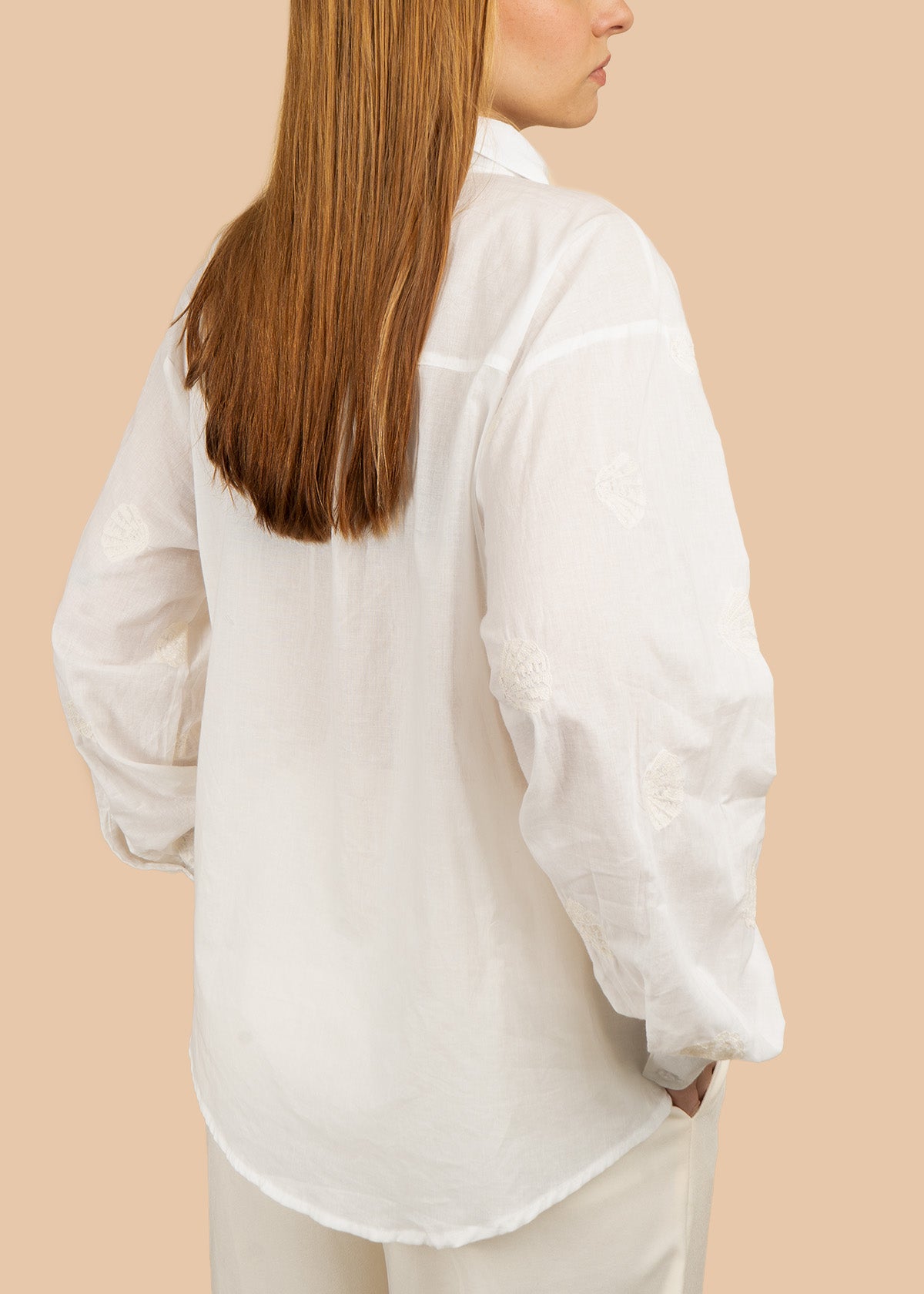 Camisa color beige con bordados en mangas 106760