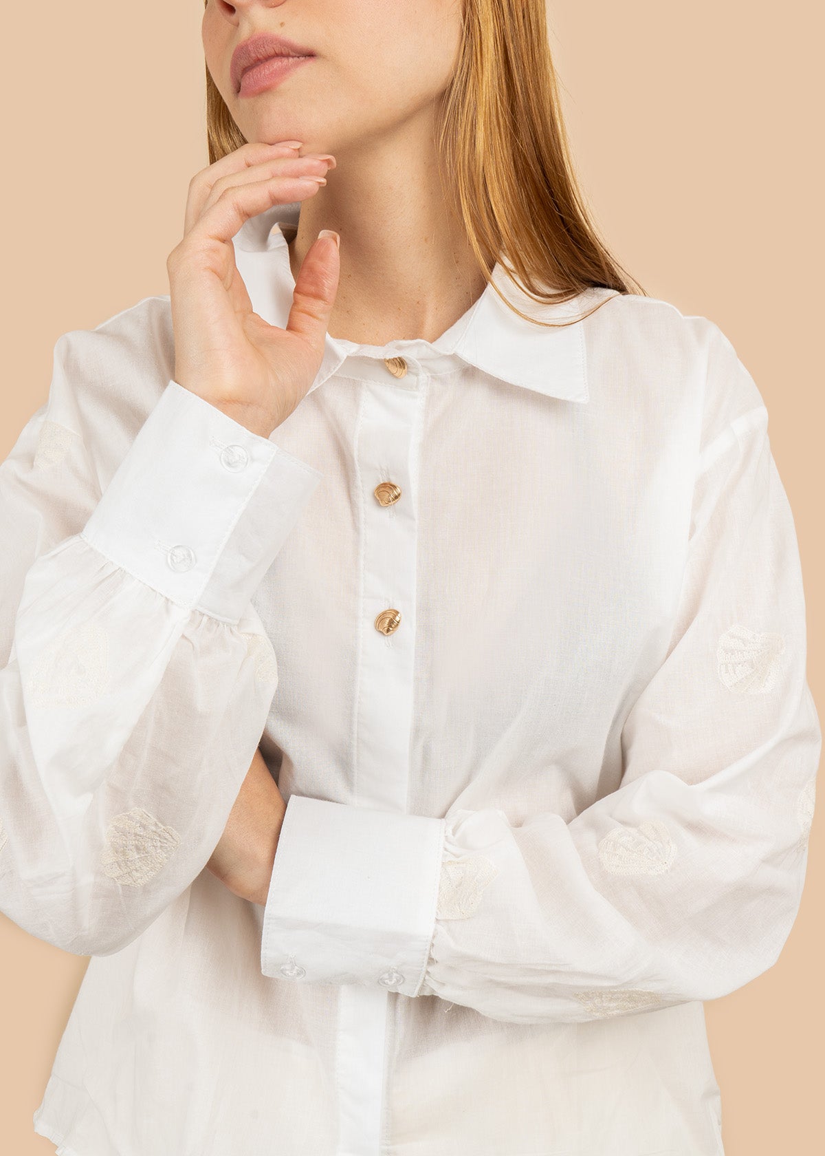 Camisa color beige con bordados en mangas 106760