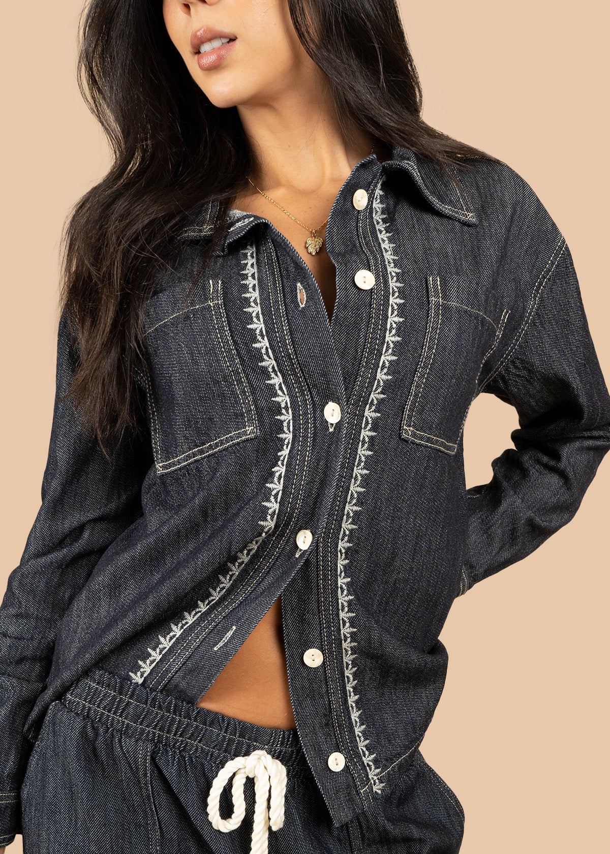 Chaqueta color azul con acabados de costura visible 106762