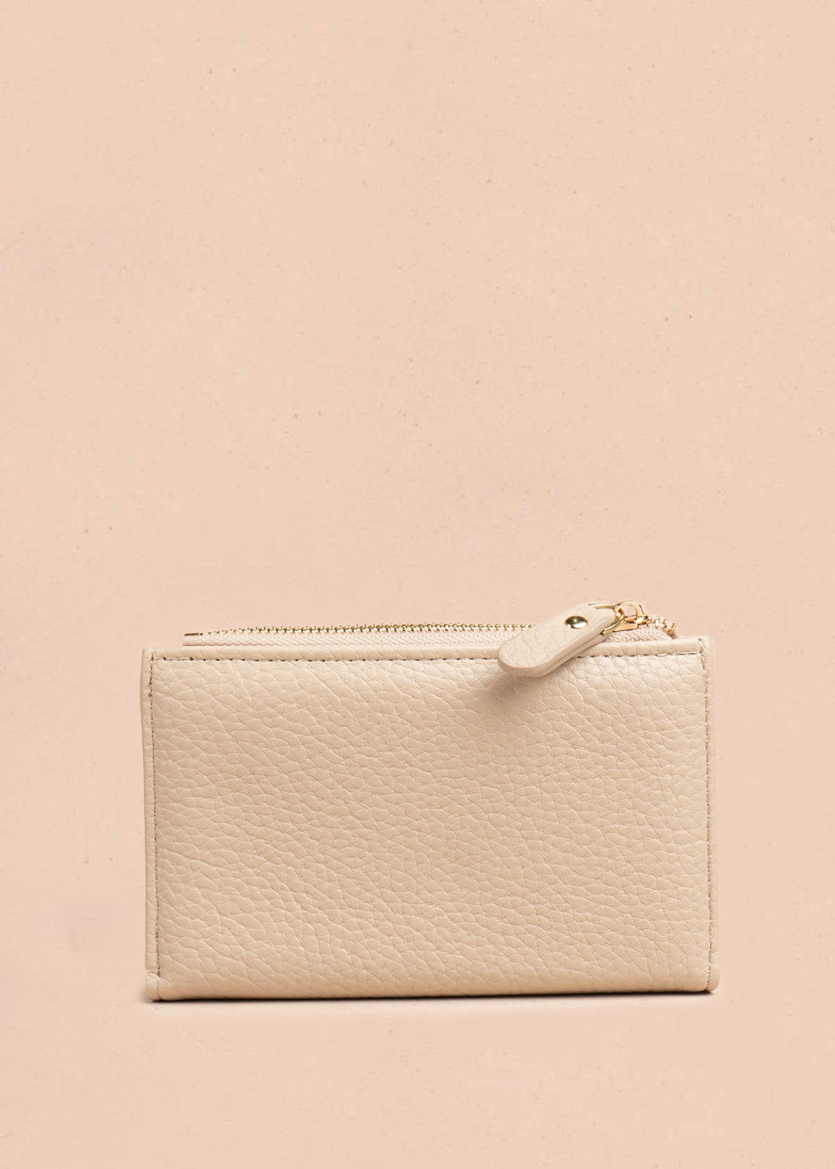 Billetera grande color beige con broche y logo dorado COSMOS 106782
