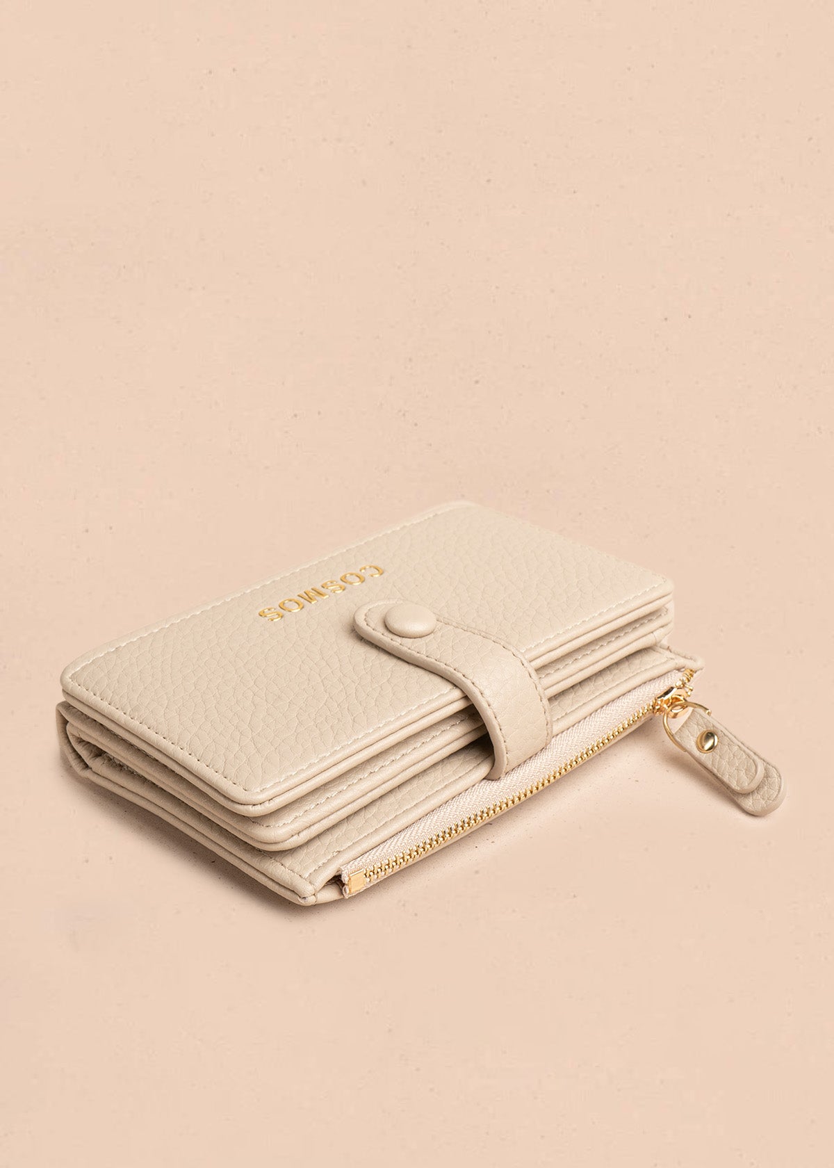 Billetera grande color beige con broche y logo dorado COSMOS 106782