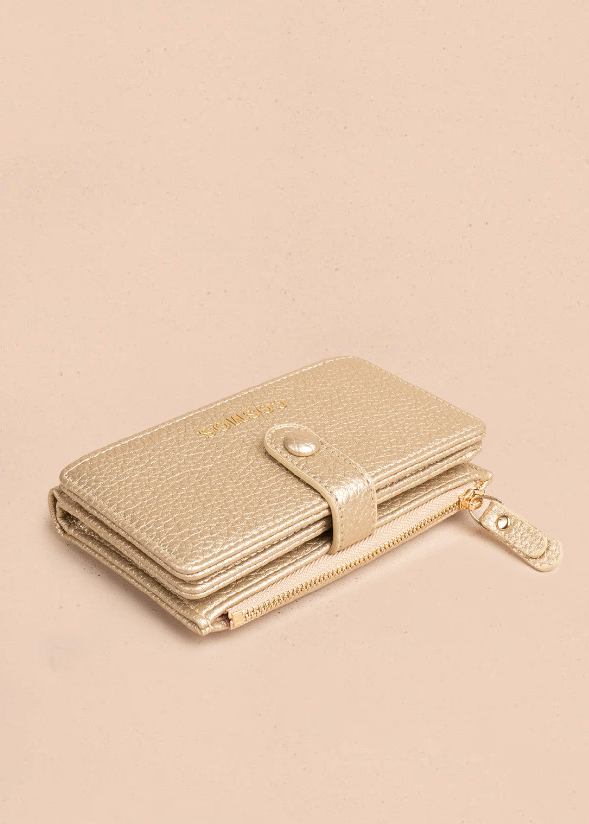 Billetera grande color champaña con broche y logo dorado COSMOS 106782