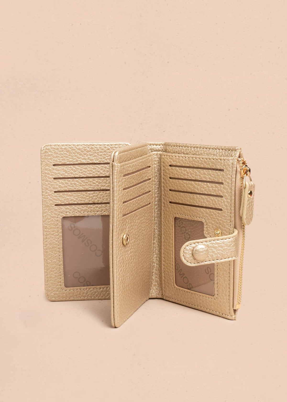 Billetera grande color champaña con broche y logo dorado COSMOS 106782