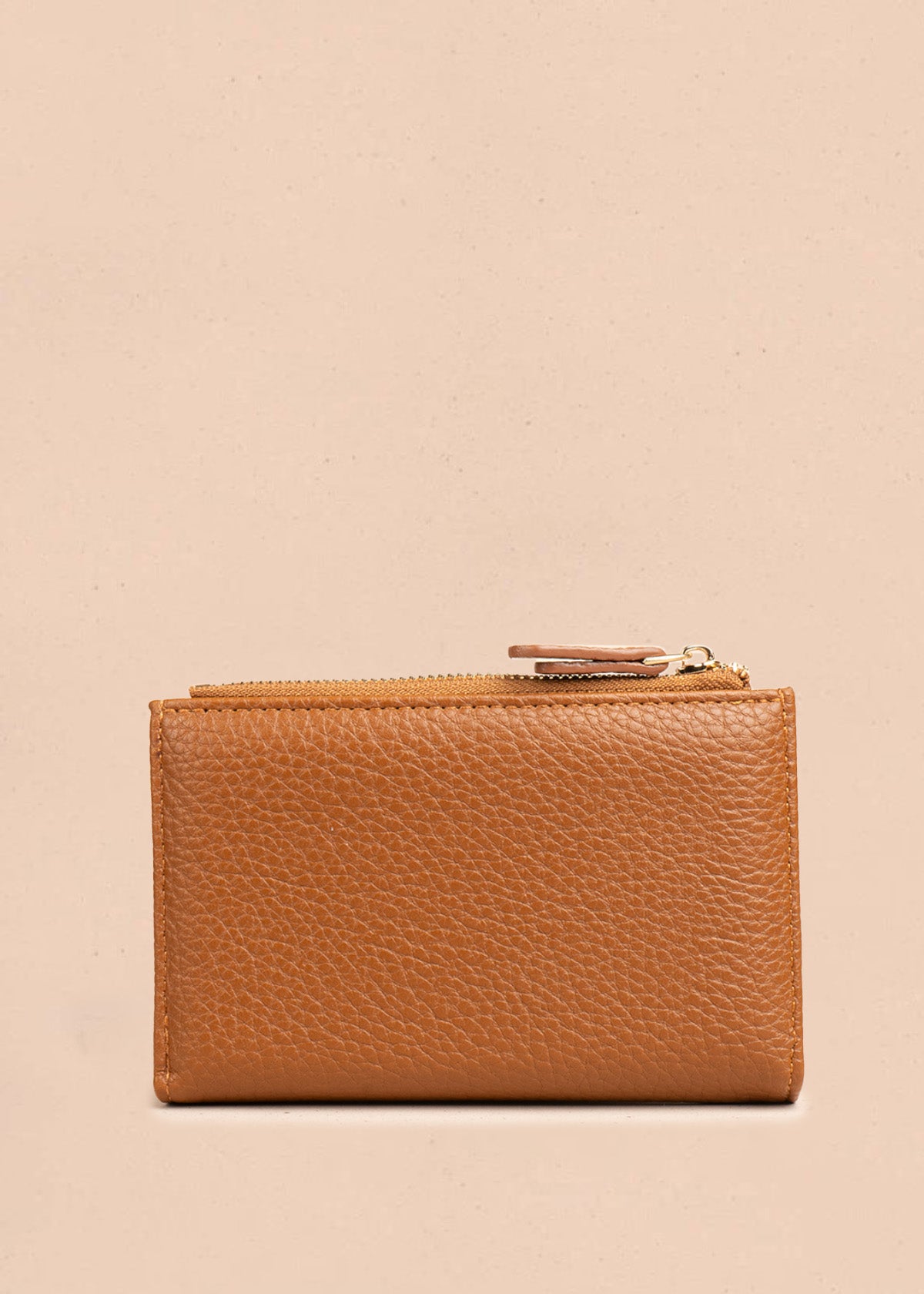 Billetera grande color miel con broche y logo dorado COSMOS 106782