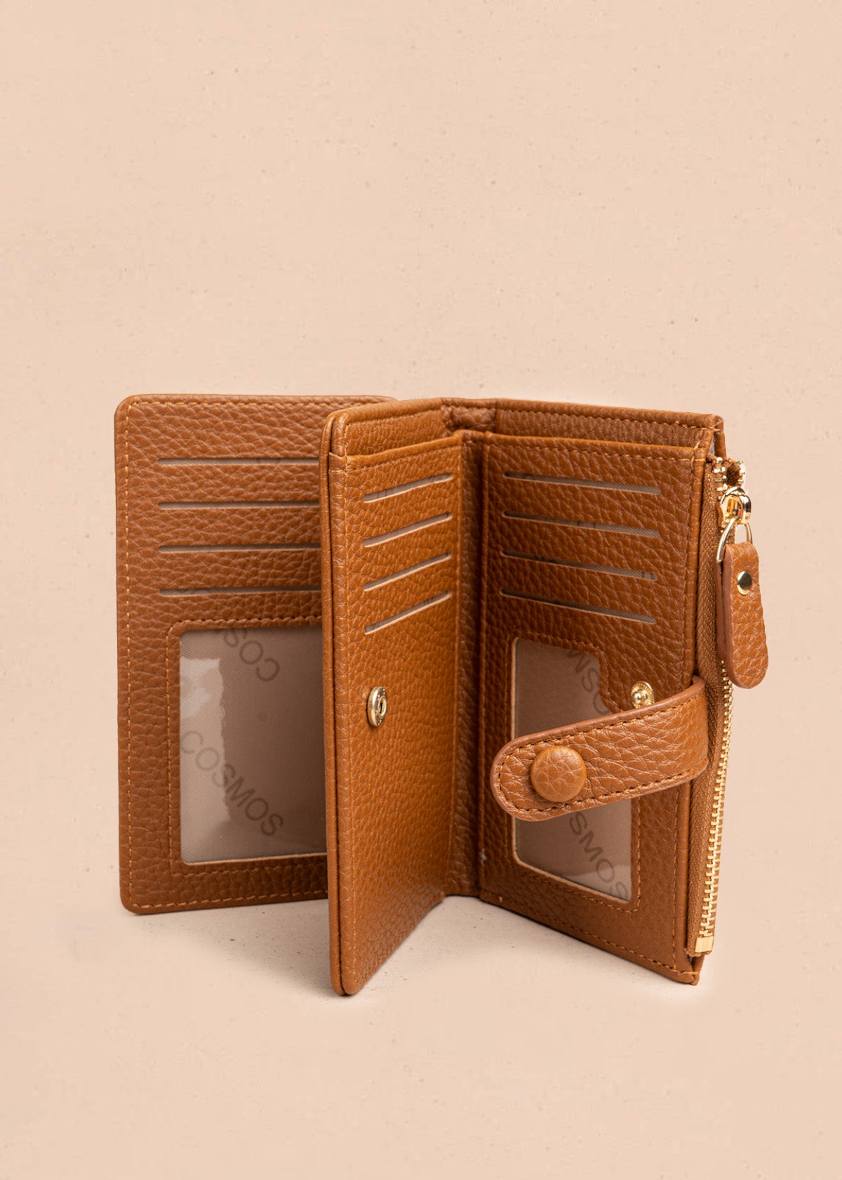 Billetera grande color miel con broche y logo dorado COSMOS 106782