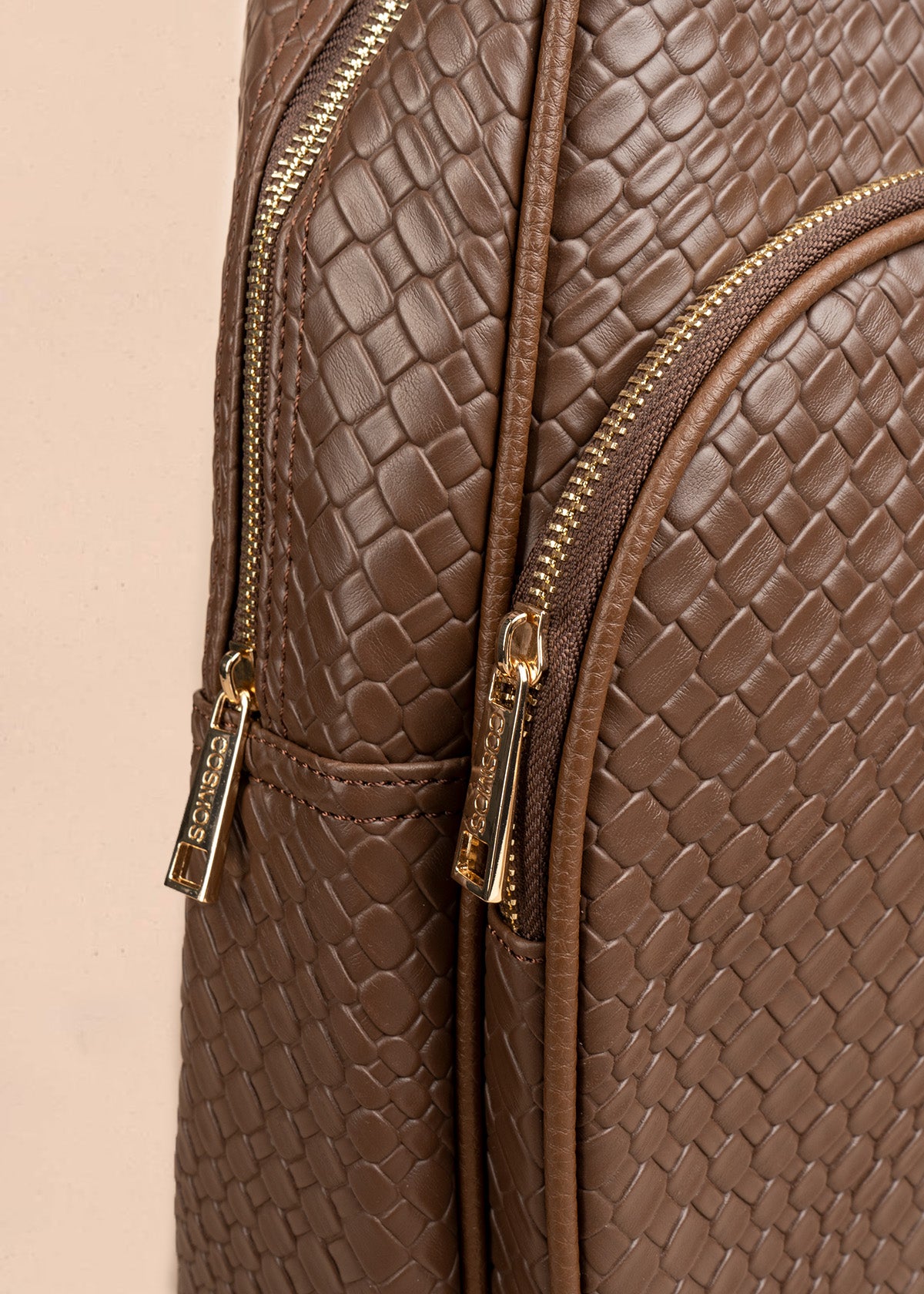 Morral color chocolate con textura croco y bolsillo frontal 106784