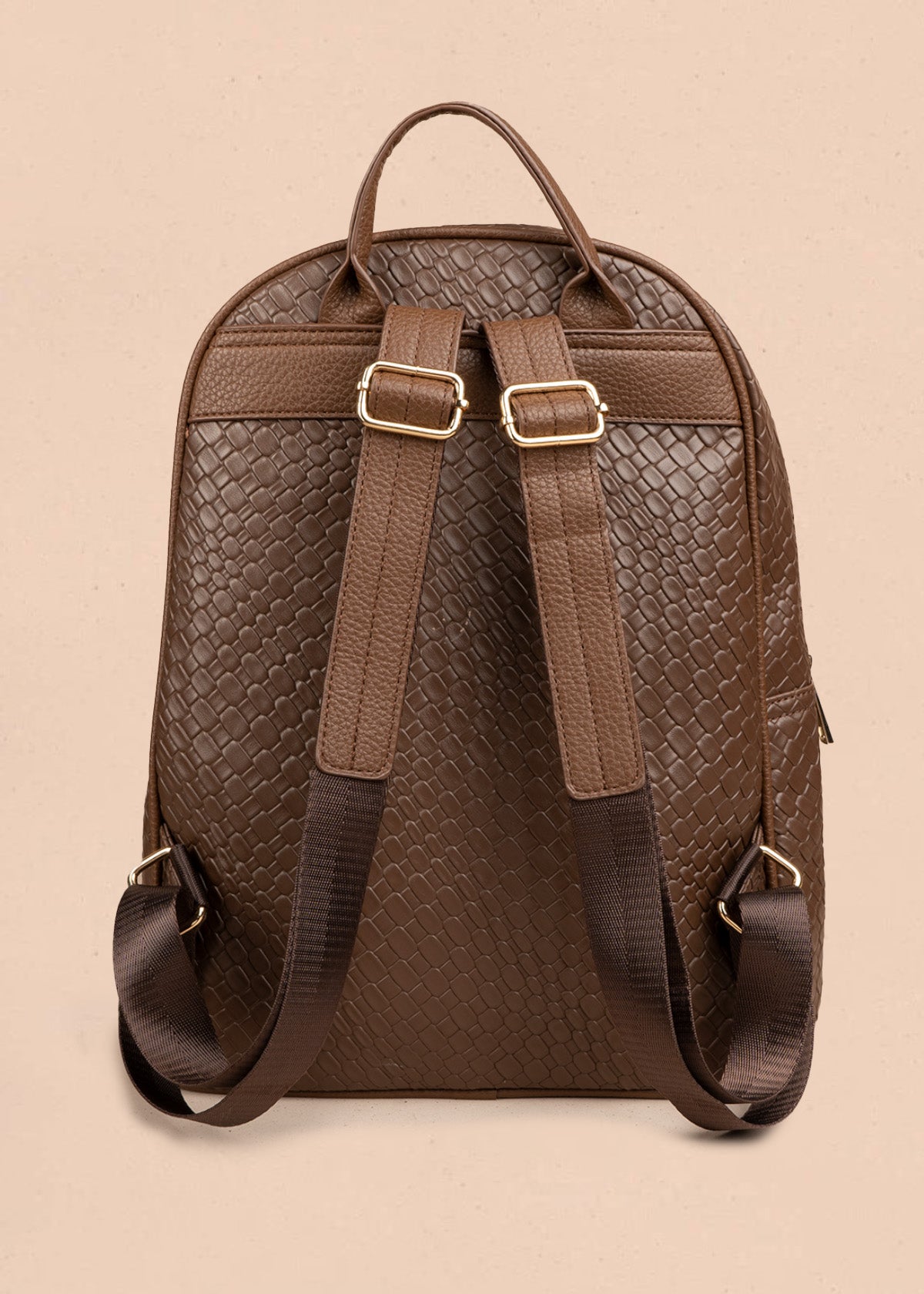 Morral color chocolate con textura croco y bolsillo frontal 106784