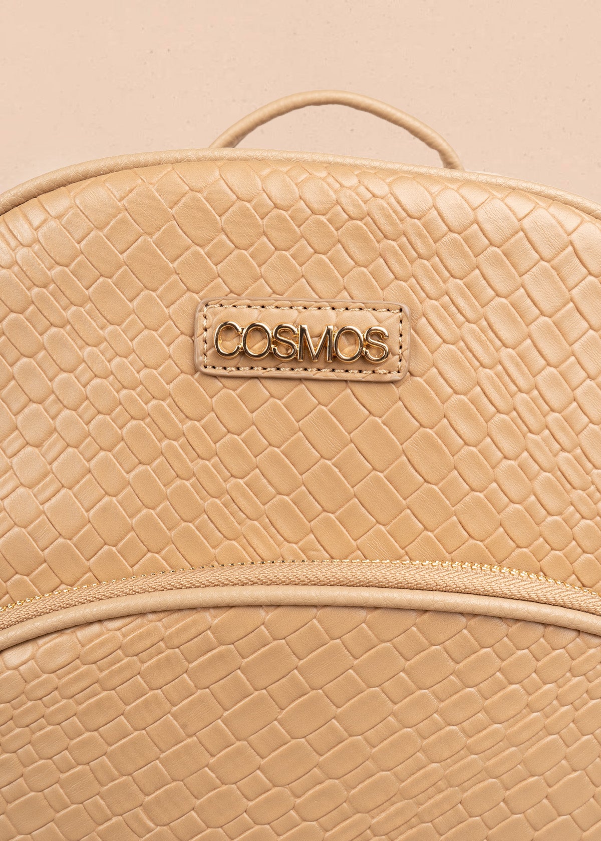 Morral color taupe con textura croco y bolsillo frontal 106784