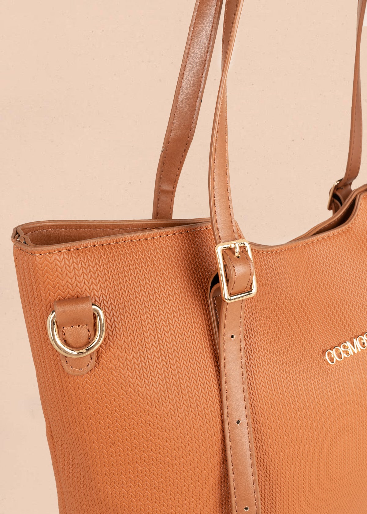 Bolso shopping color miel con textura tejida espiga 106785