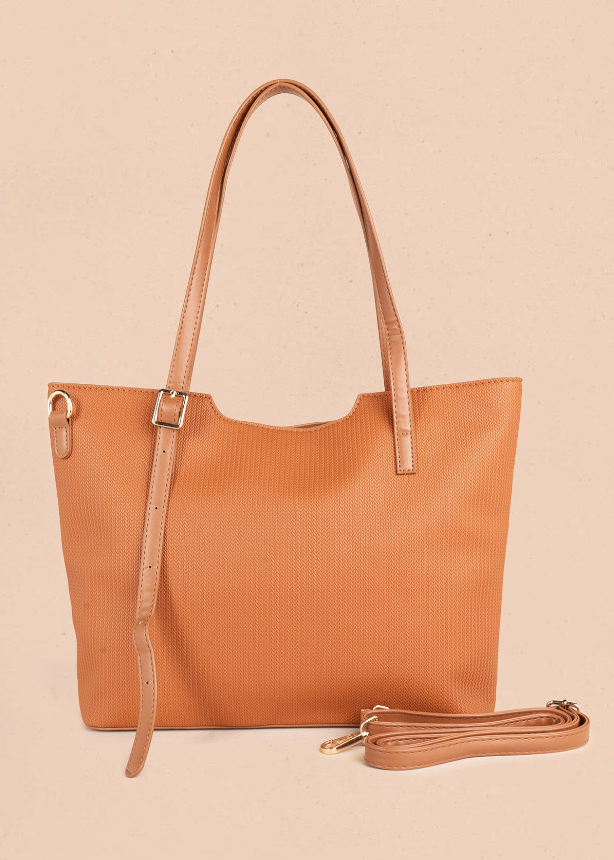 Bolso shopping color miel con textura tejida espiga 106785