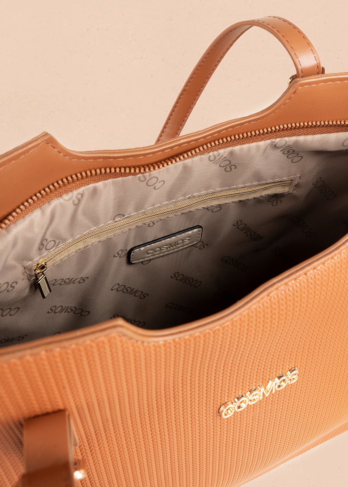 Bolso shopping color miel con textura tejida espiga 106785