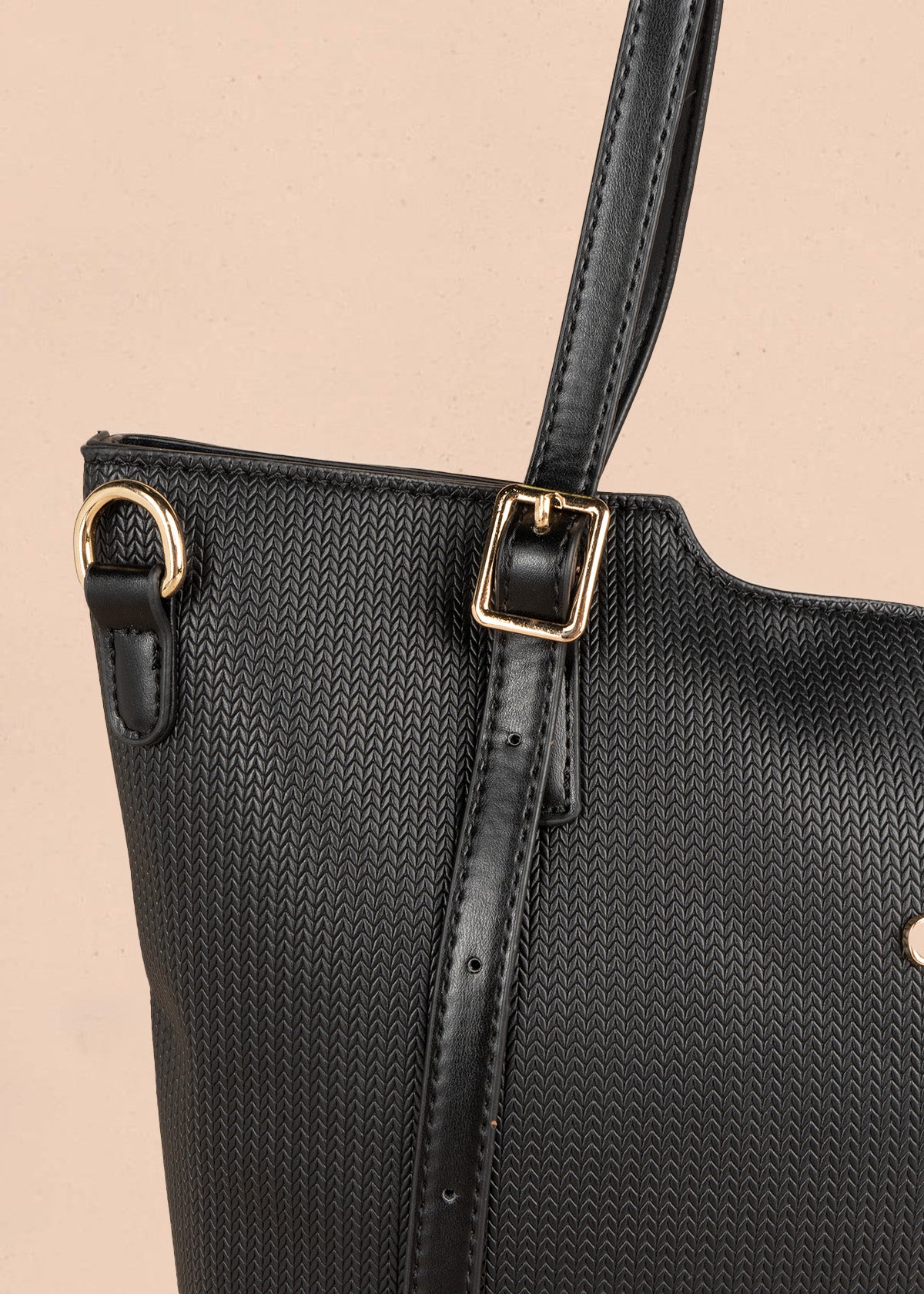 Bolso shopping color negro con textura tejida espiga 106785