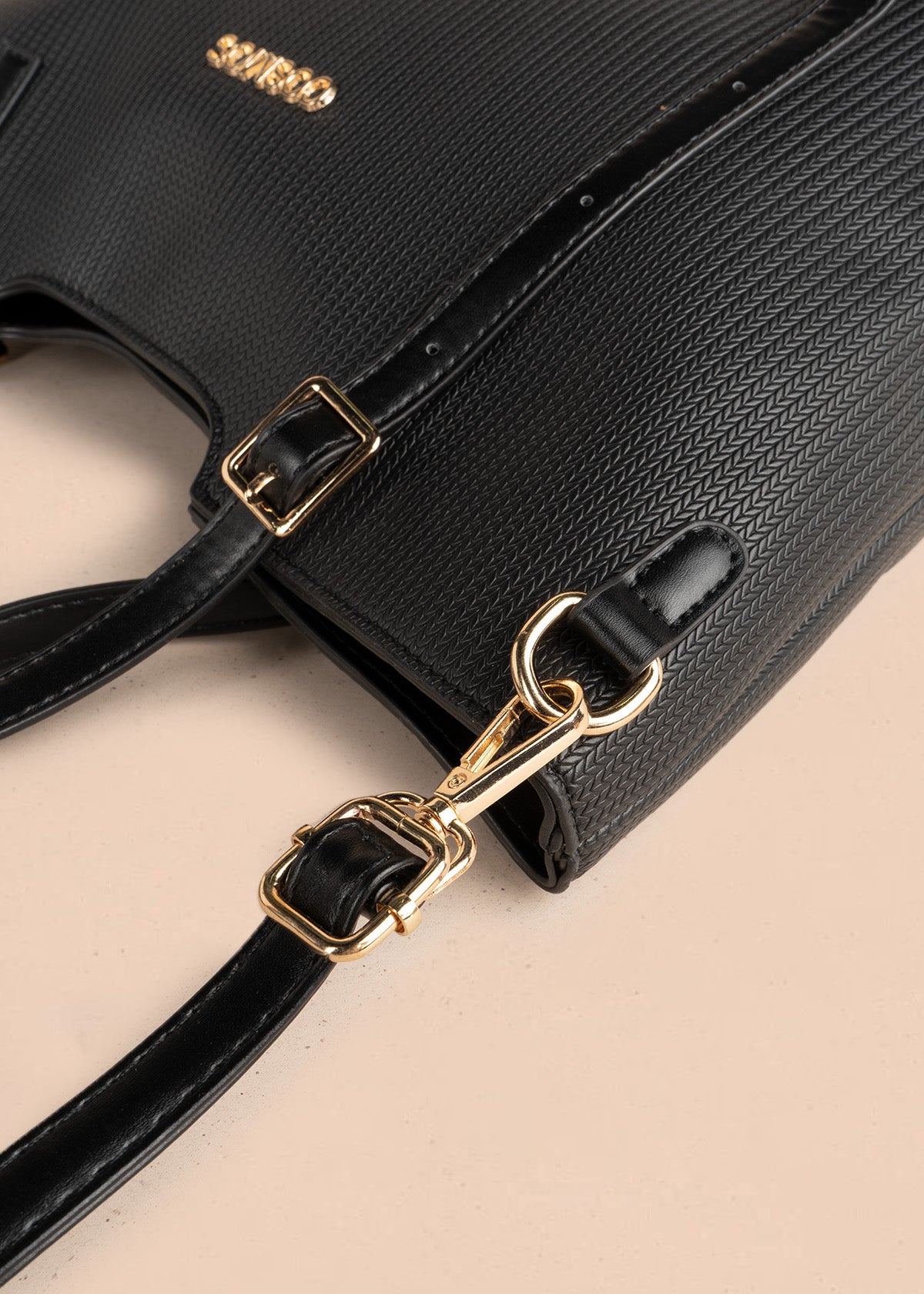 Bolso shopping color negro con textura tejida espiga 106785