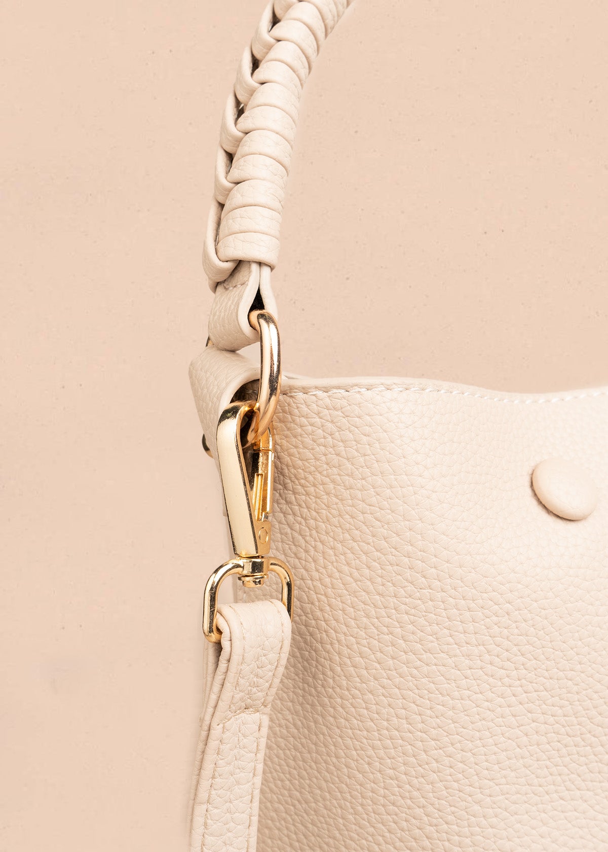 Bolso tipo cartera color beige 106786
