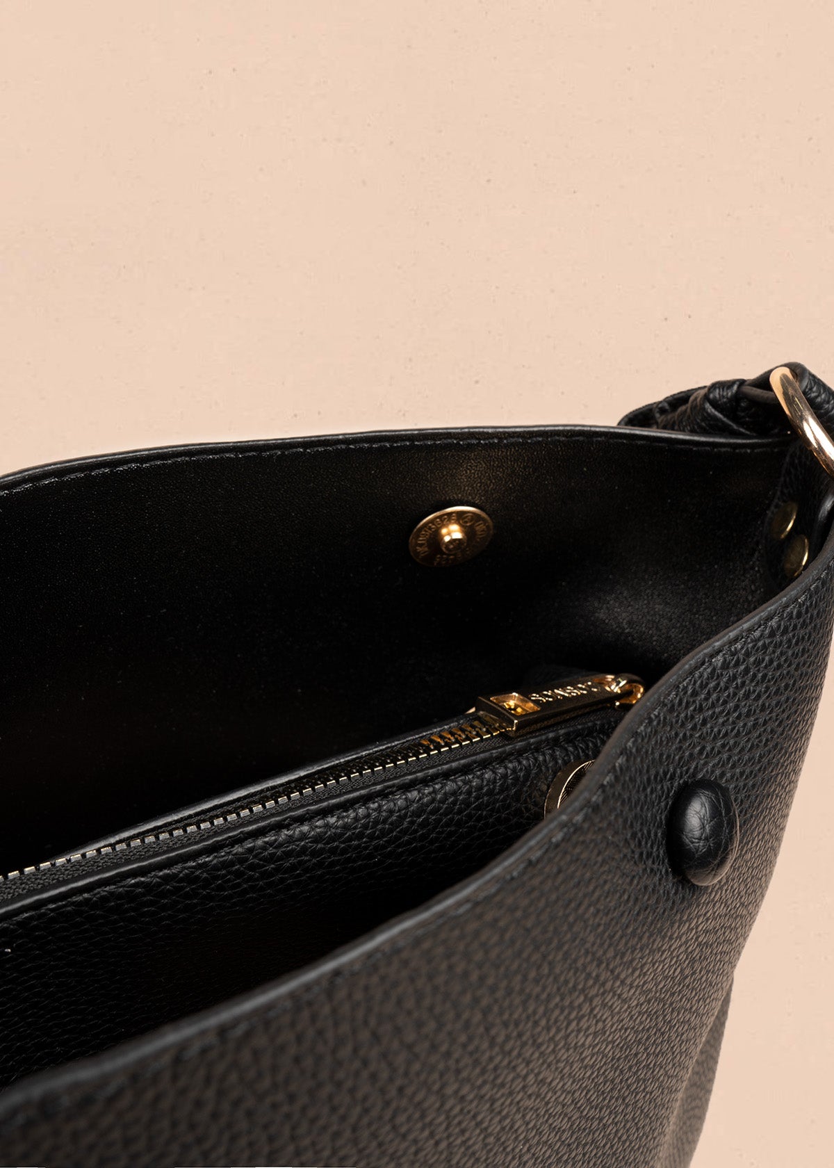 Bolso tipo cartera color negro 106786