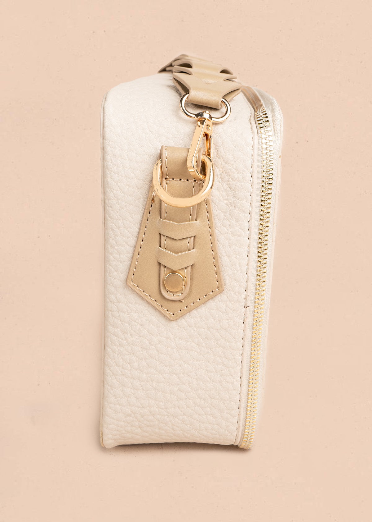 Bolso manos libres color beige texturizado 106787