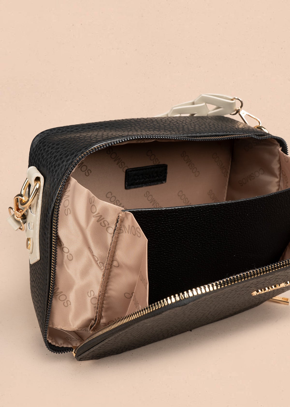 Bolso manos libres color negro texturizado 106787