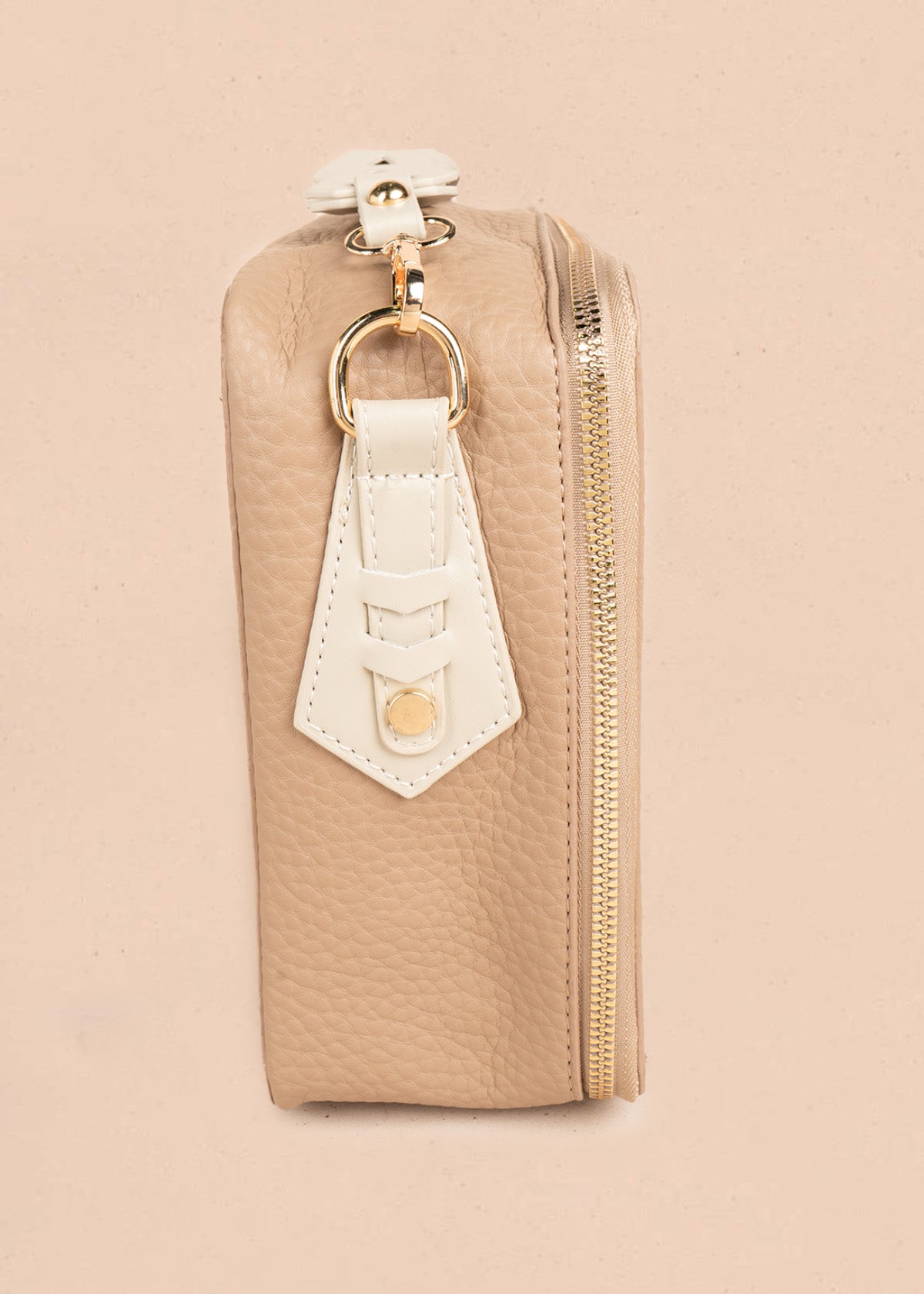 Bolso manos libres color taupe texturizado 106787