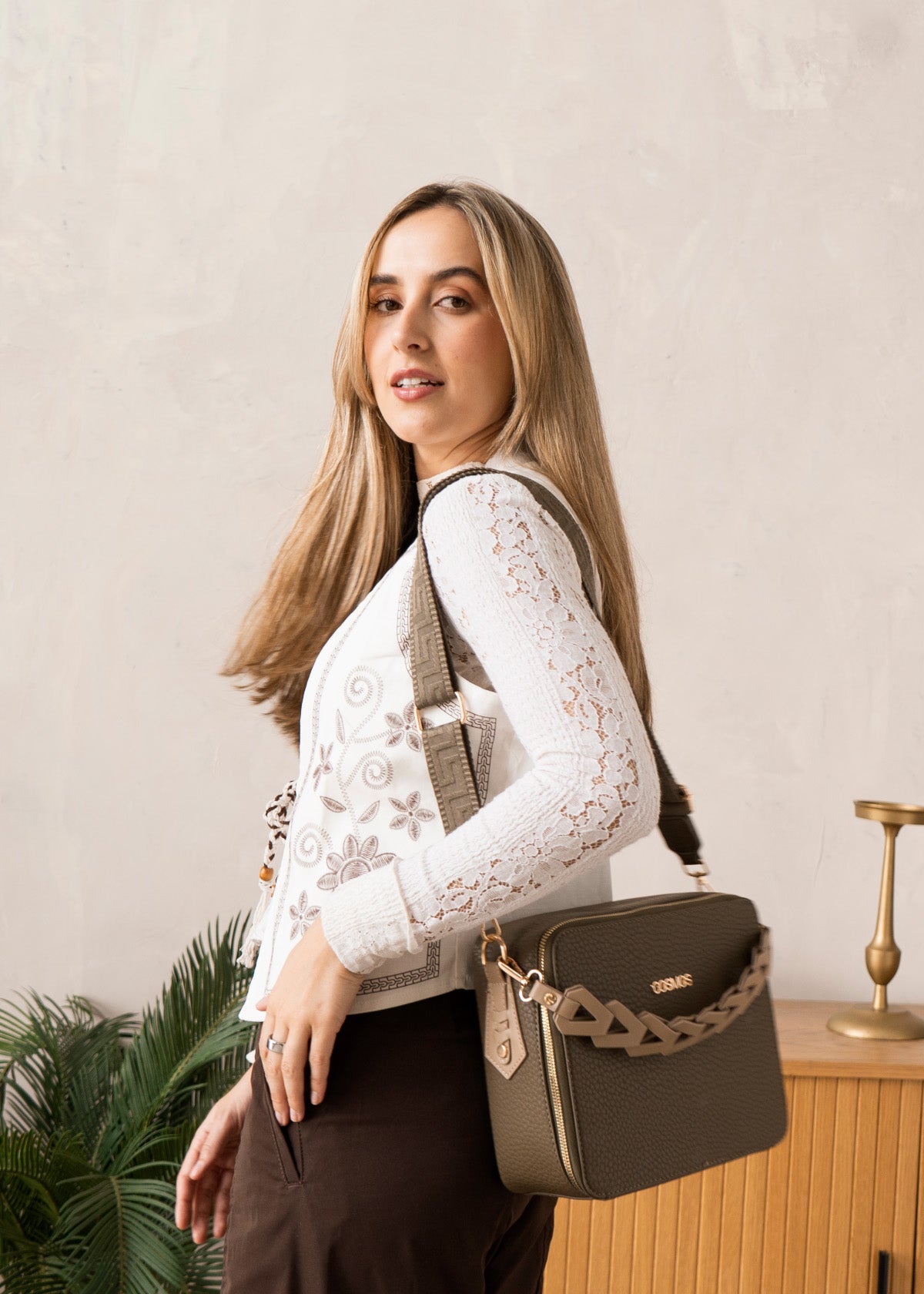 Bolso manos libres color verde texturizado 106787