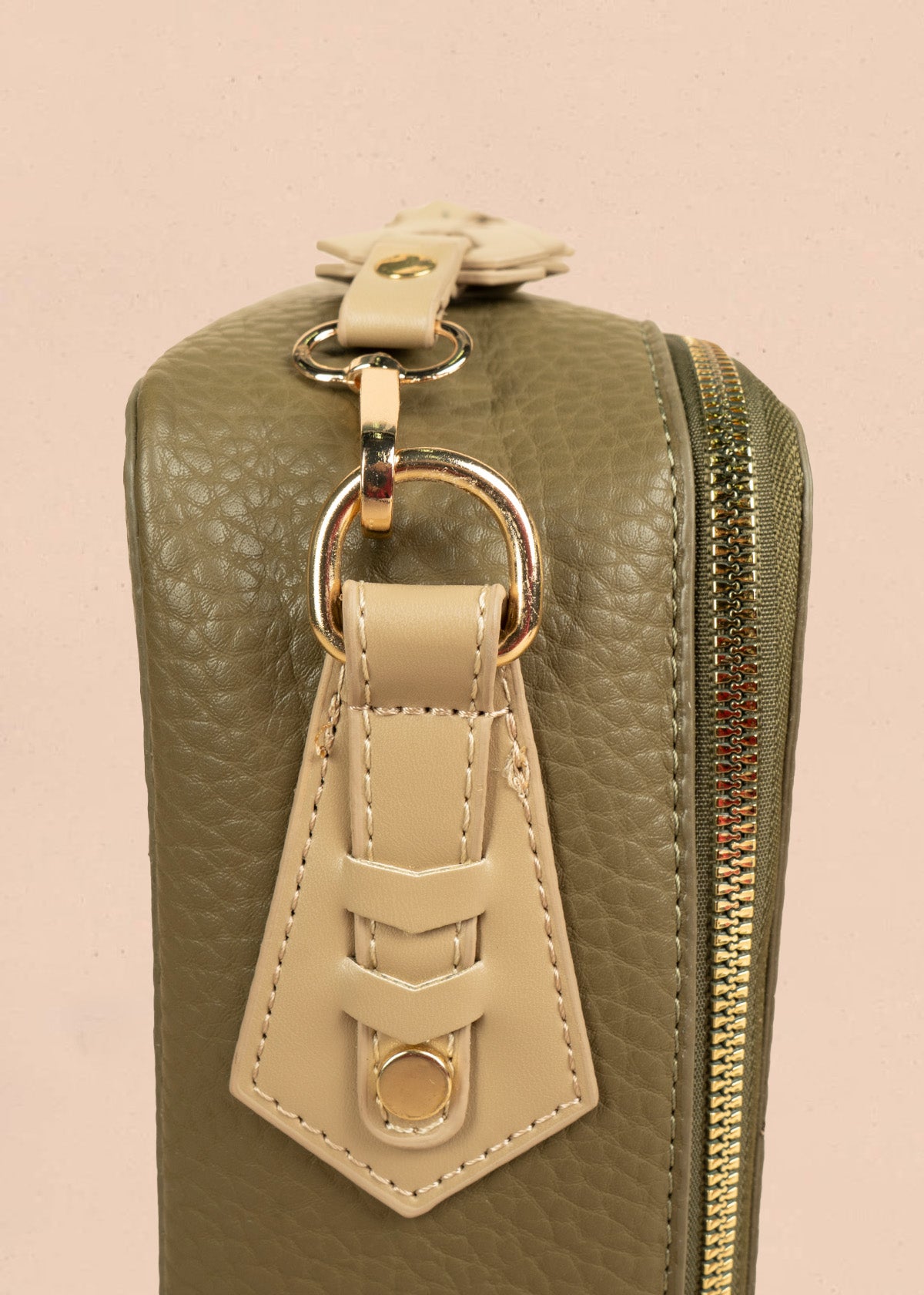 Bolso manos libres color verde texturizado 106787