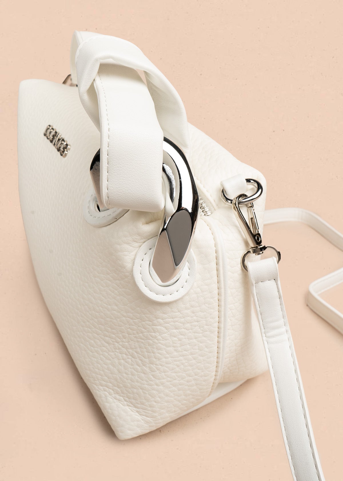 Bolso manos libres color blanco con texturizado 106788