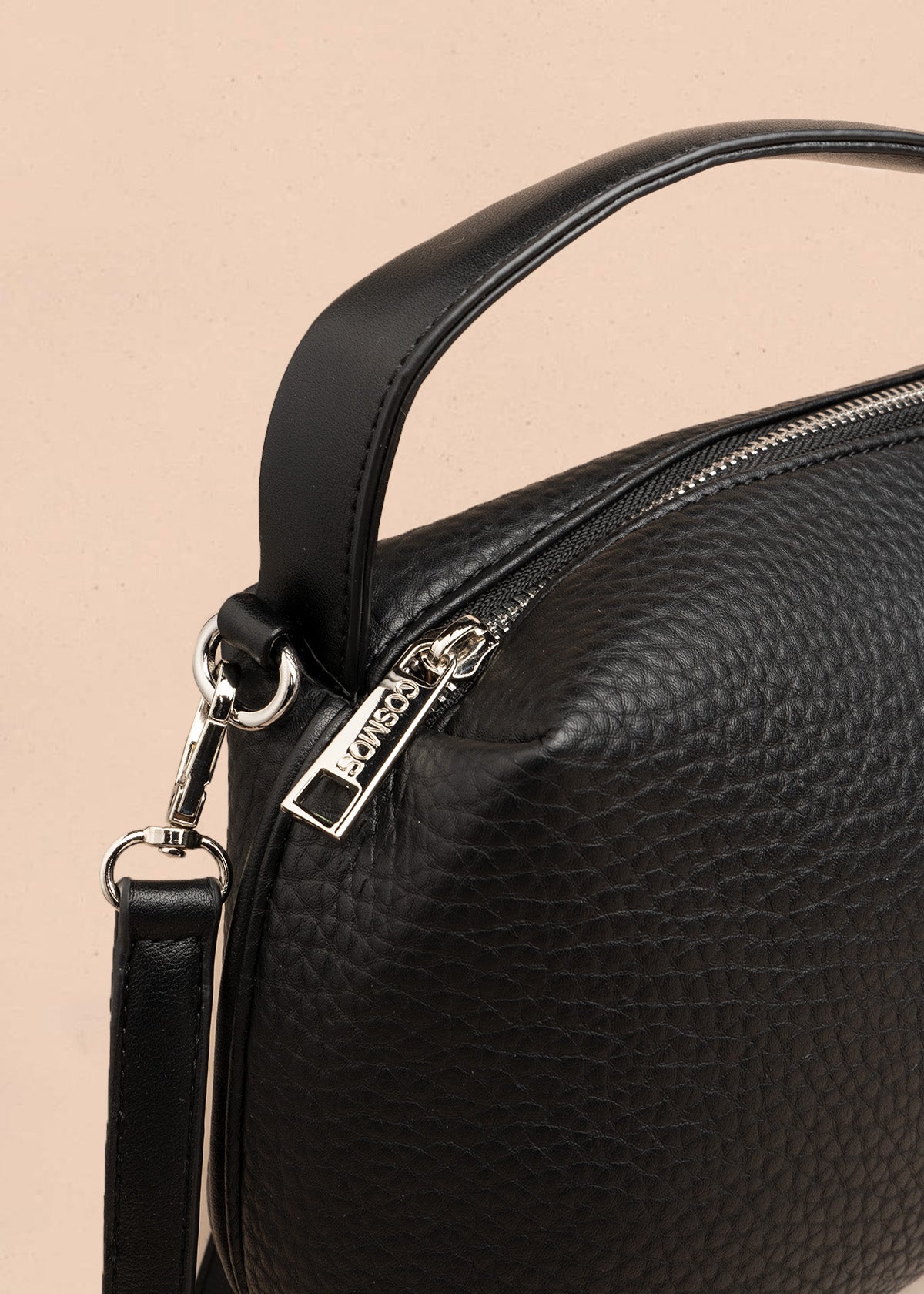 Bolso manos libres color negro con texturizado 106788
