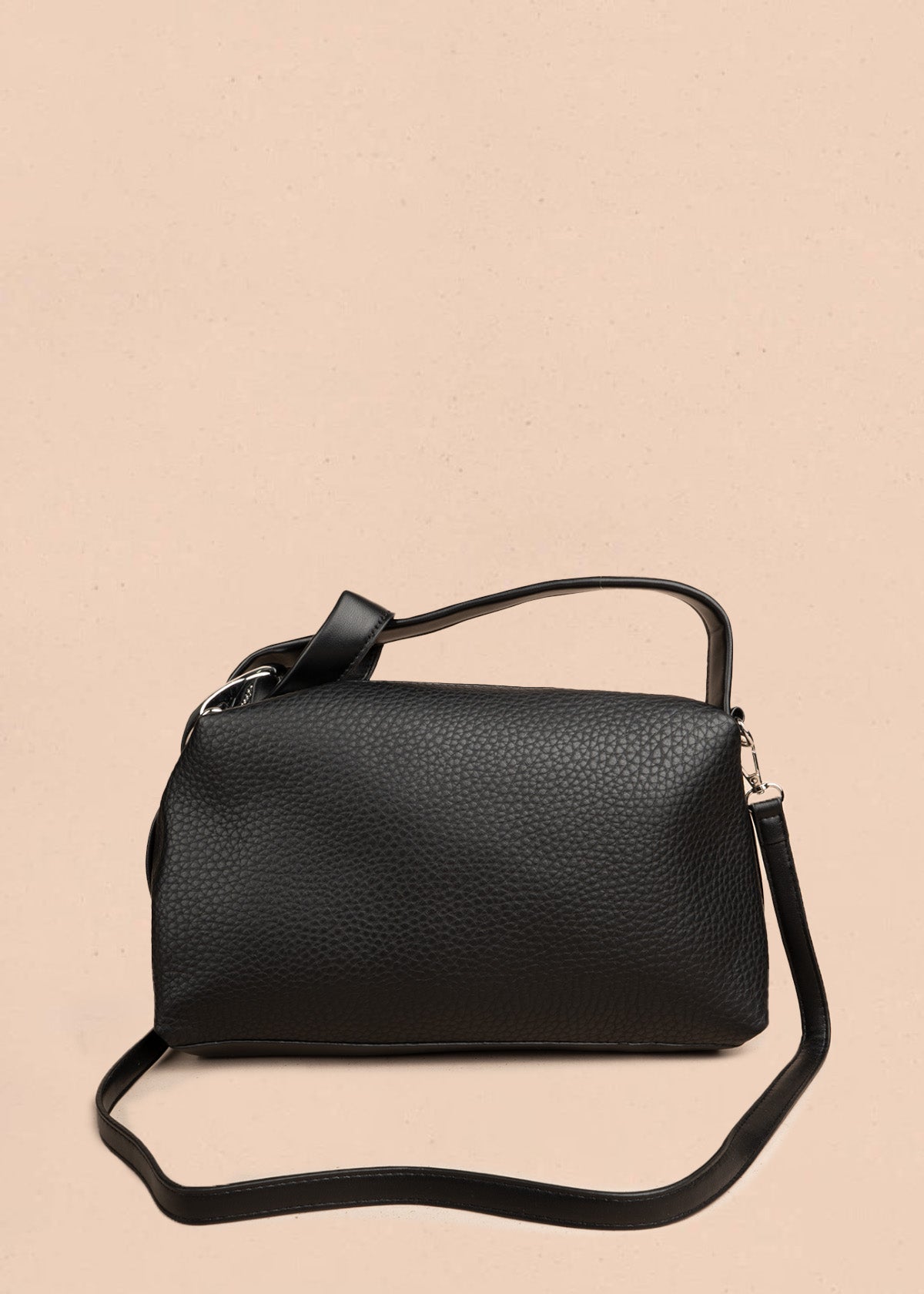 Bolso manos libres color negro con texturizado 106788