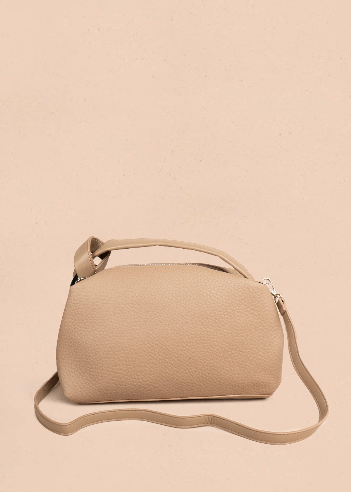 Bolso manos libres color taupe con texturizado 106788