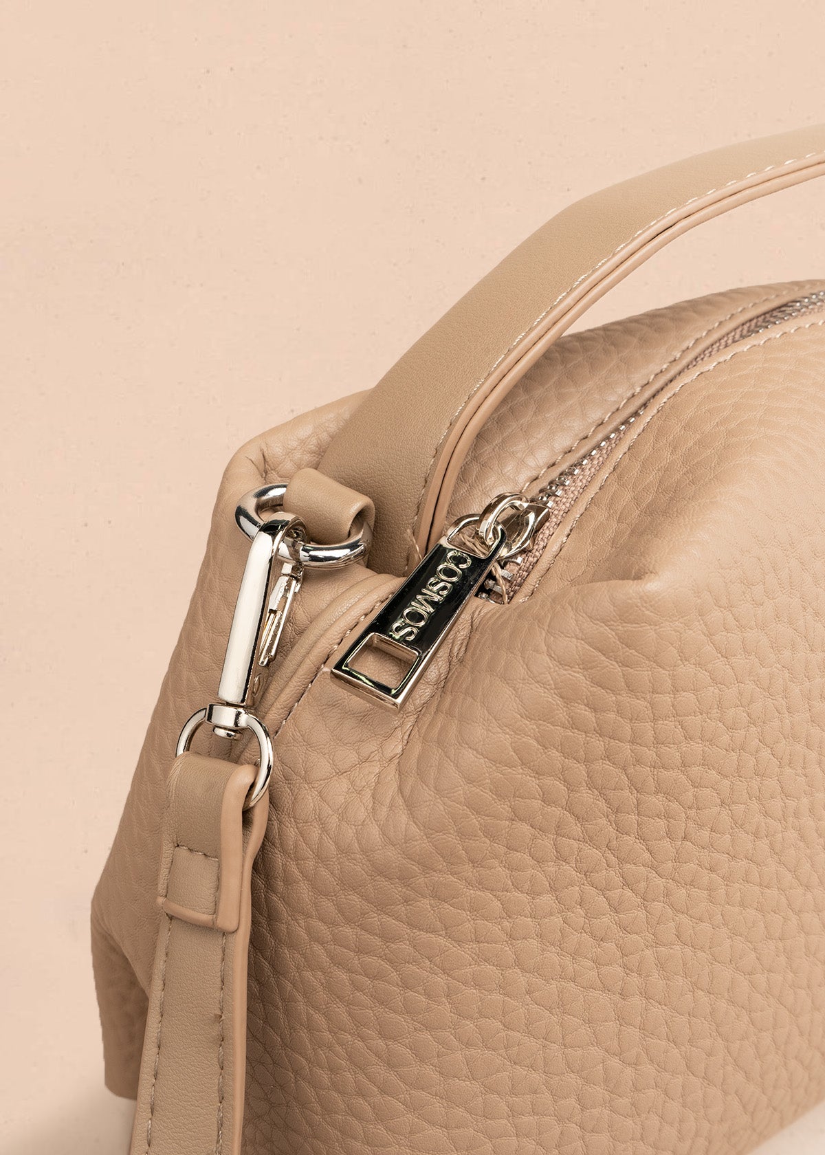 Bolso manos libres color taupe con texturizado 106788