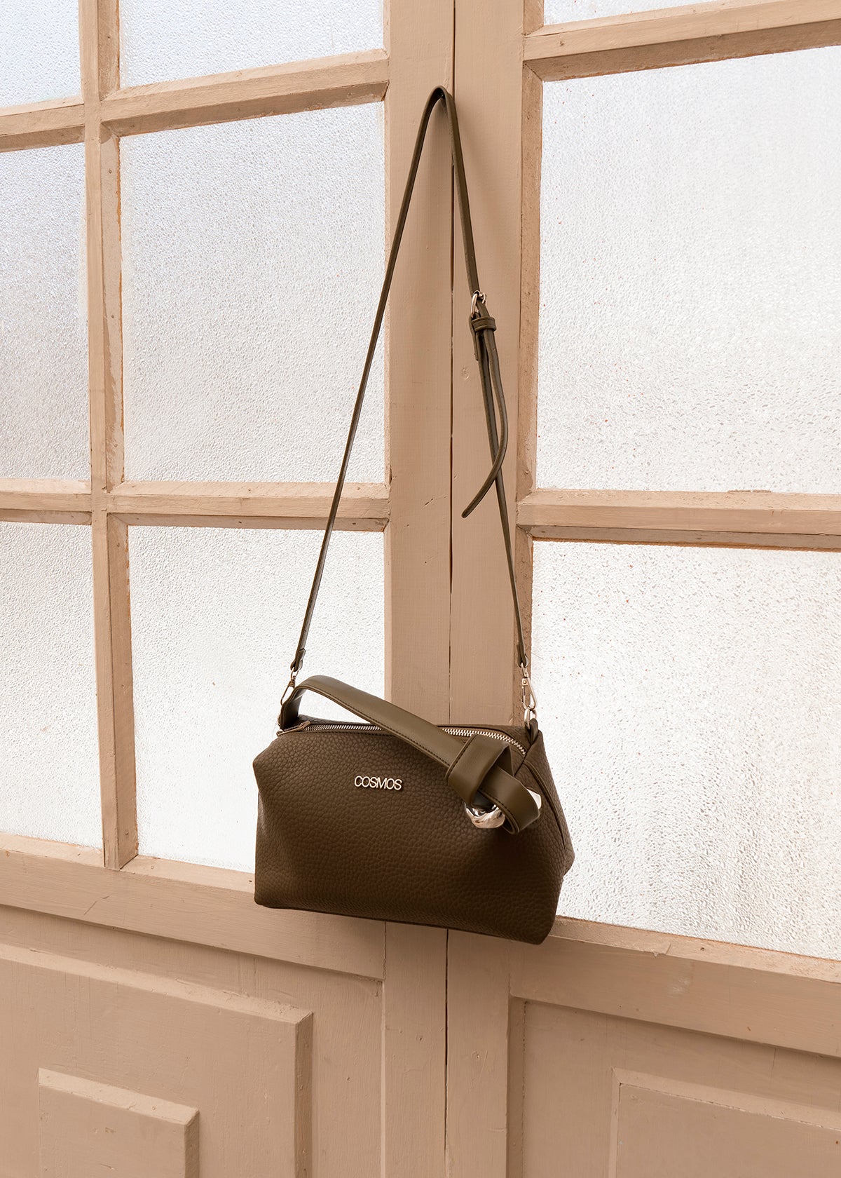 Bolso manos libres color verde con texturizado 106788